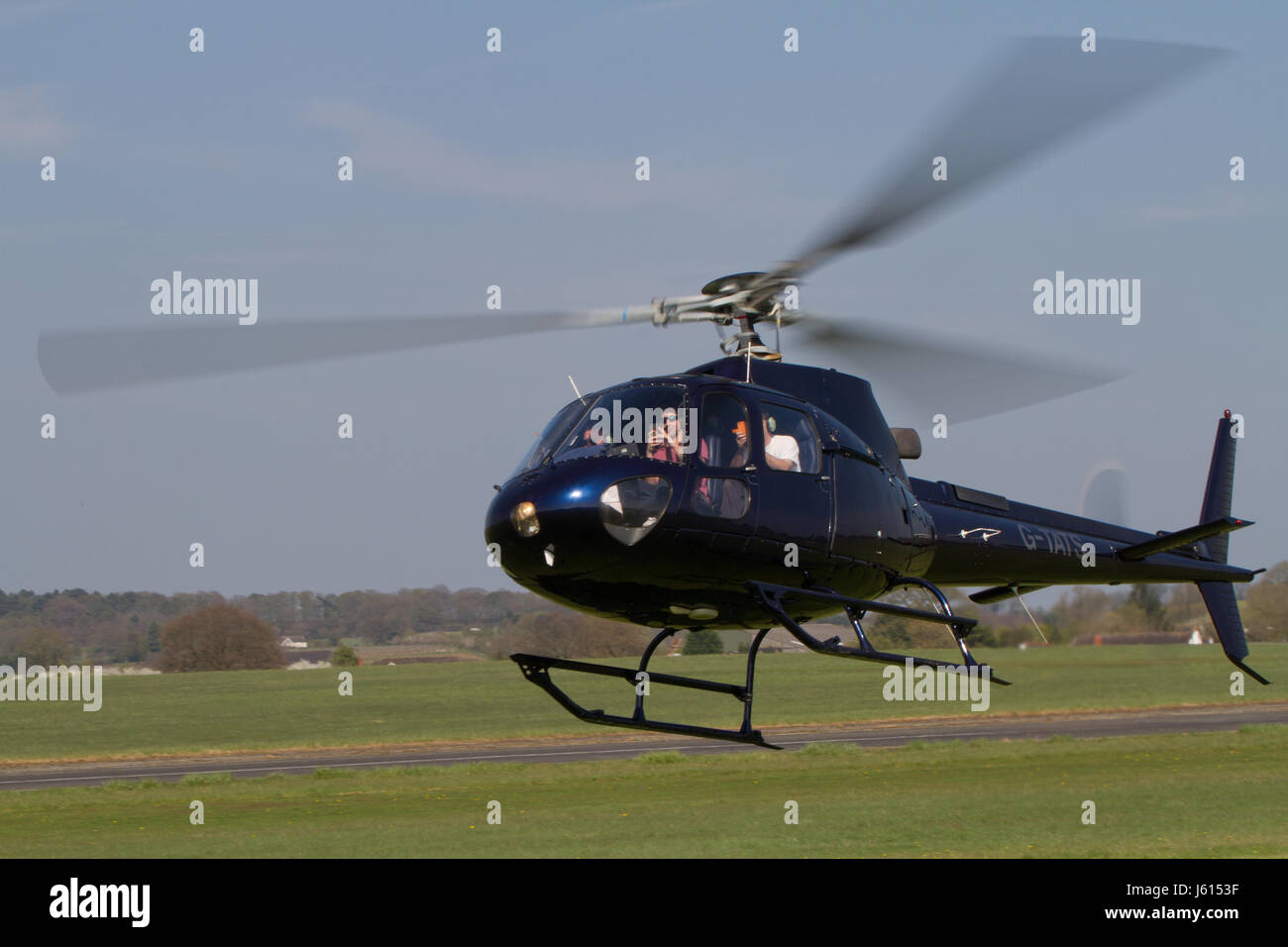 Elicottero sopra Wolverhampton Halfpenny Green Airport. Regno Unito Foto Stock