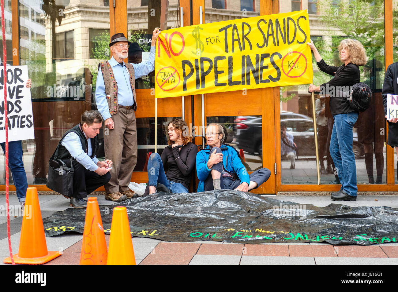 Persone che protestano tar sands pipeline in parte anteriore del Chase Bank, Seattle, Washington, USA Foto Stock