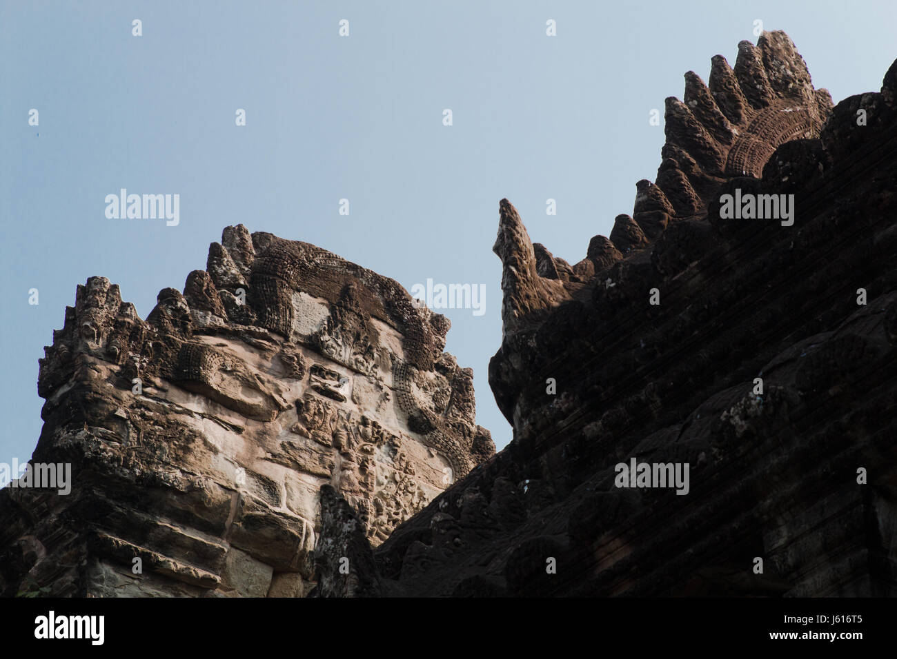 Dettagli di un pannello scolpito sul tetto all'interno di Angkor Wat Foto Stock