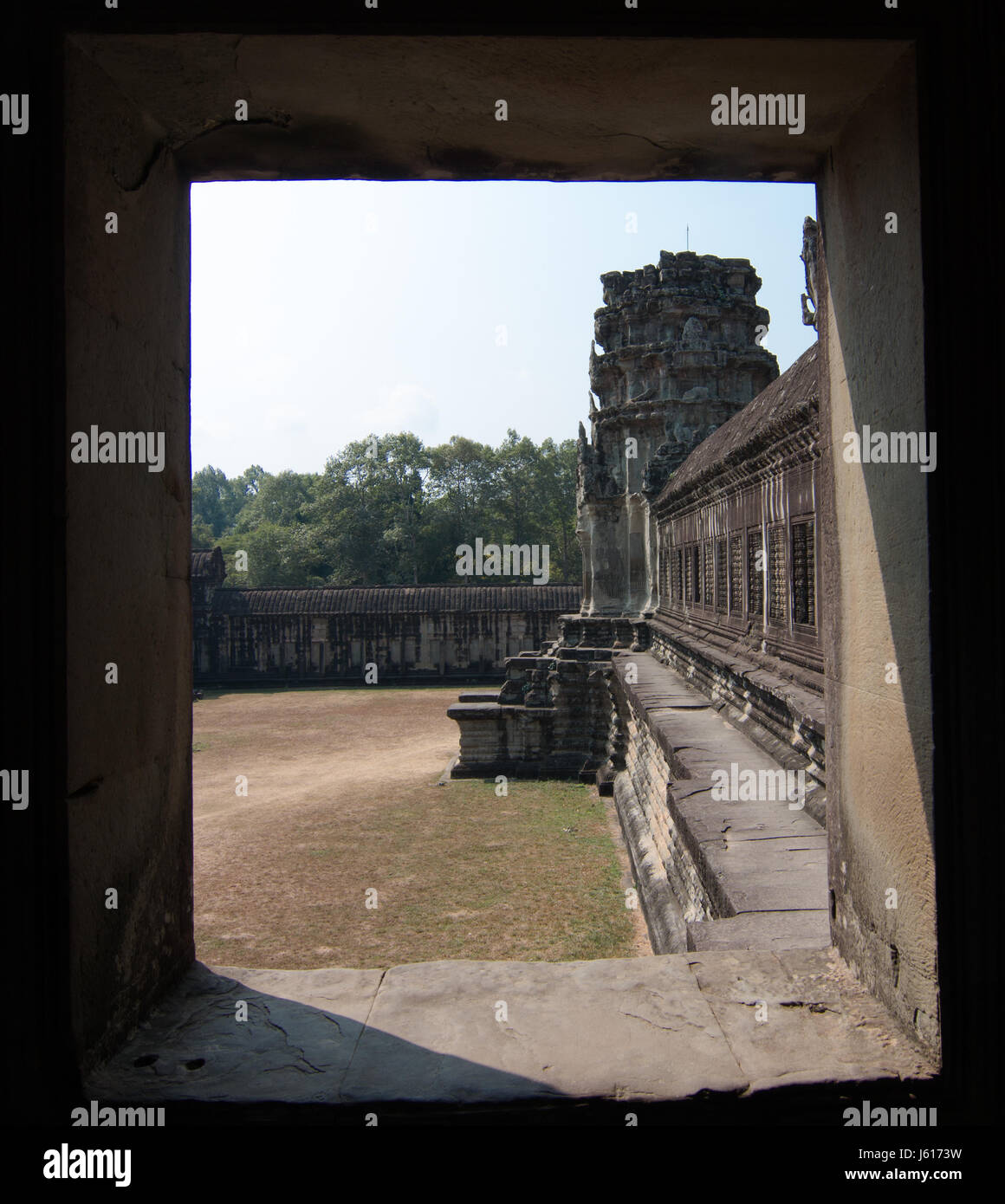 Una vista esterna di una galleria a Angkor Wat presa attraverso una finestra Foto Stock
