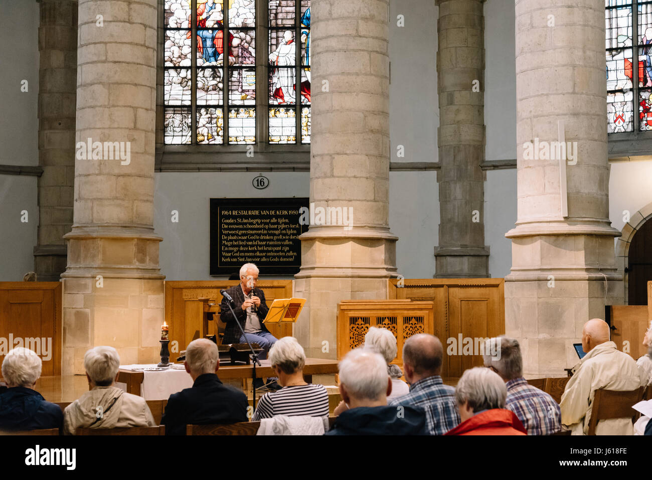 Gouda, Paesi Bassi - 4 agosto 2016: musicista suonava il flauto nella chiesa gotica di gouda. Il sint janskerk in gouda, è una grande chiesa gotica, k Foto Stock