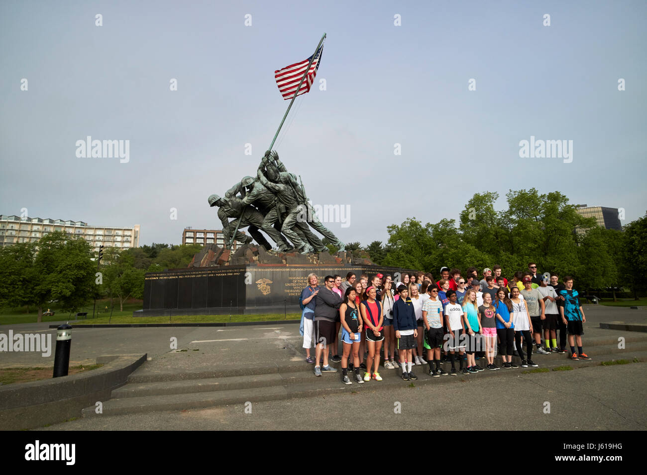 Gita con la scuola gruppo comportano per le foto presso gli Stati Uniti marine corps War Memorial Iwo Jima statua Washington DC USA Foto Stock