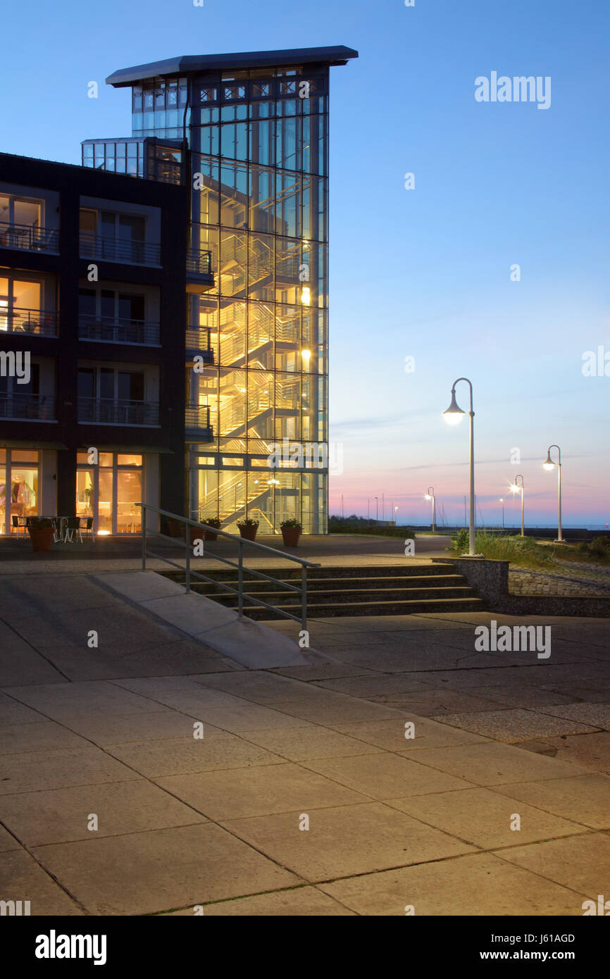 Torre fotografia notturna in acciaio illuminato hotel promenade scale vetroso moderna torre Foto Stock