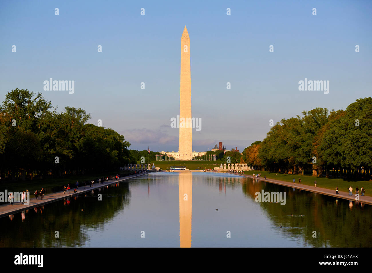 Il monumento di Washington e di riflessione in stagno riflettente National Mall di Washington DC USA Foto Stock