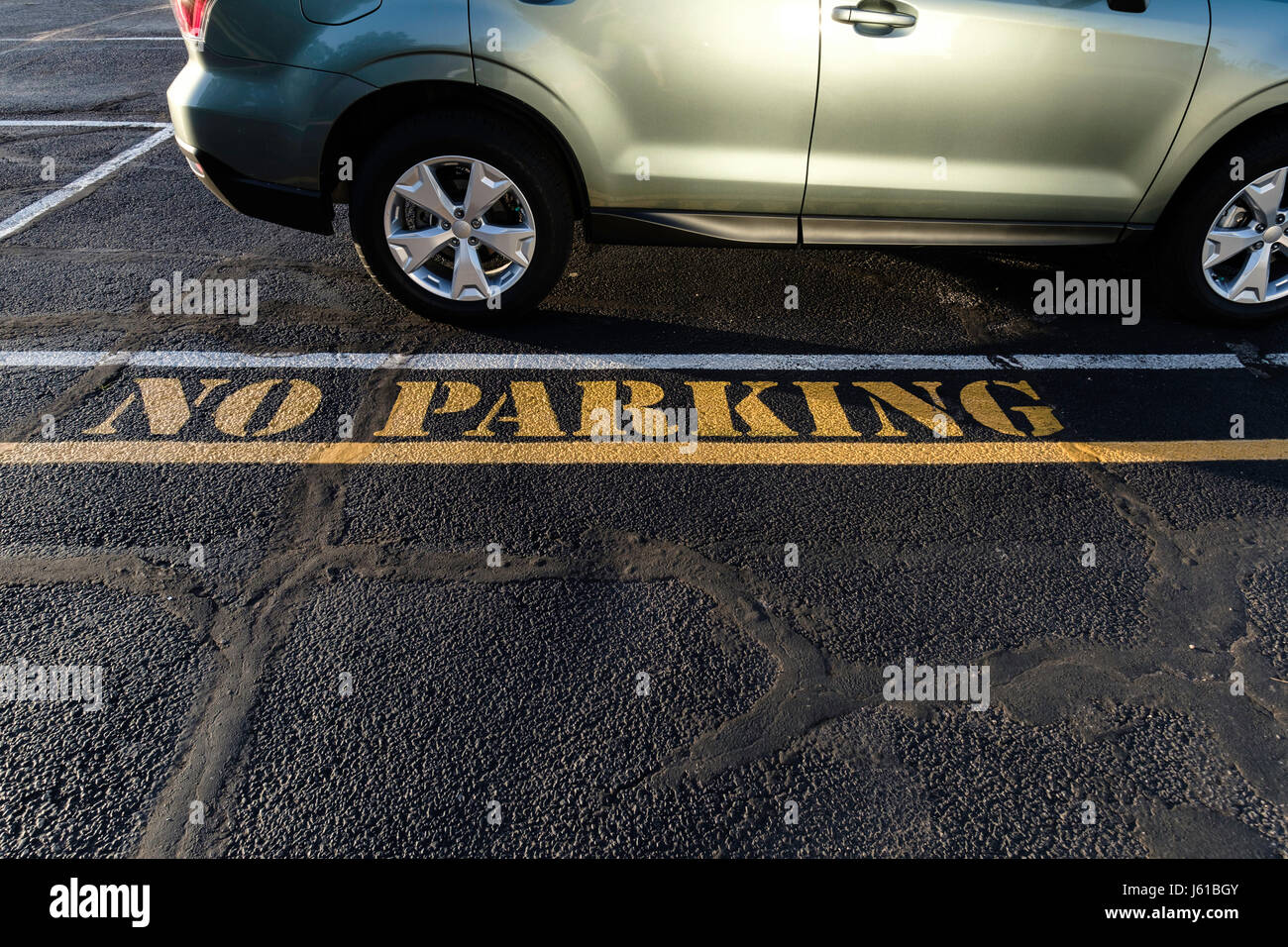 Un parcheggio non firmare dipinta su un parcheggio in Oklahoma, Stati Uniti d'America. Un veicolo parcheggiato di fianco al segno. Foto Stock