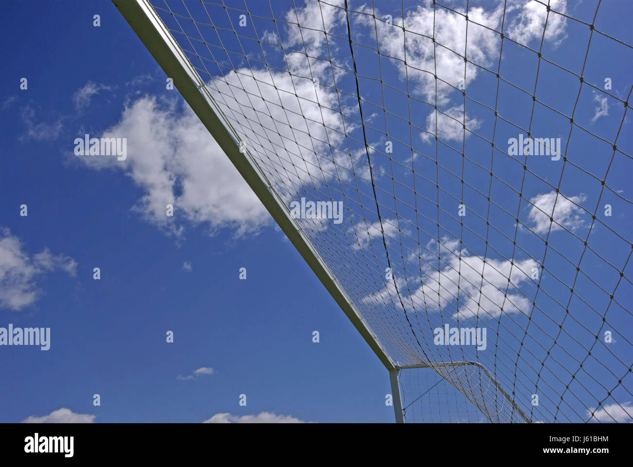 Obiettivo passaggio archgway gate gantry net scopo firmamento sky sport sport soccer Foto Stock