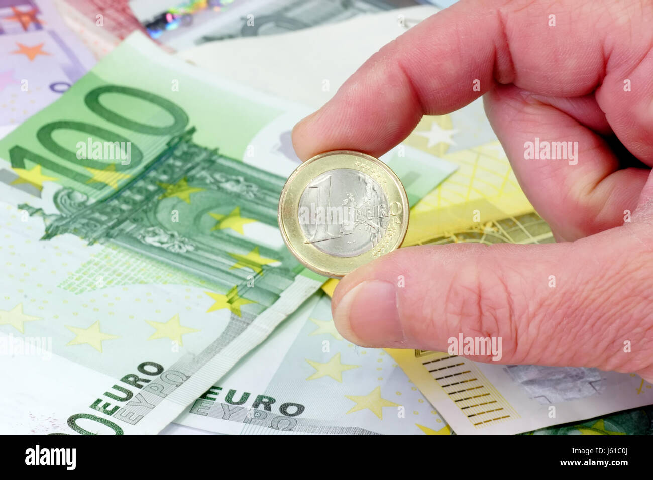 Cambio di banconote in euro note proprie fatture cassa di risparmio freddo denaro in contanti in Foto Stock