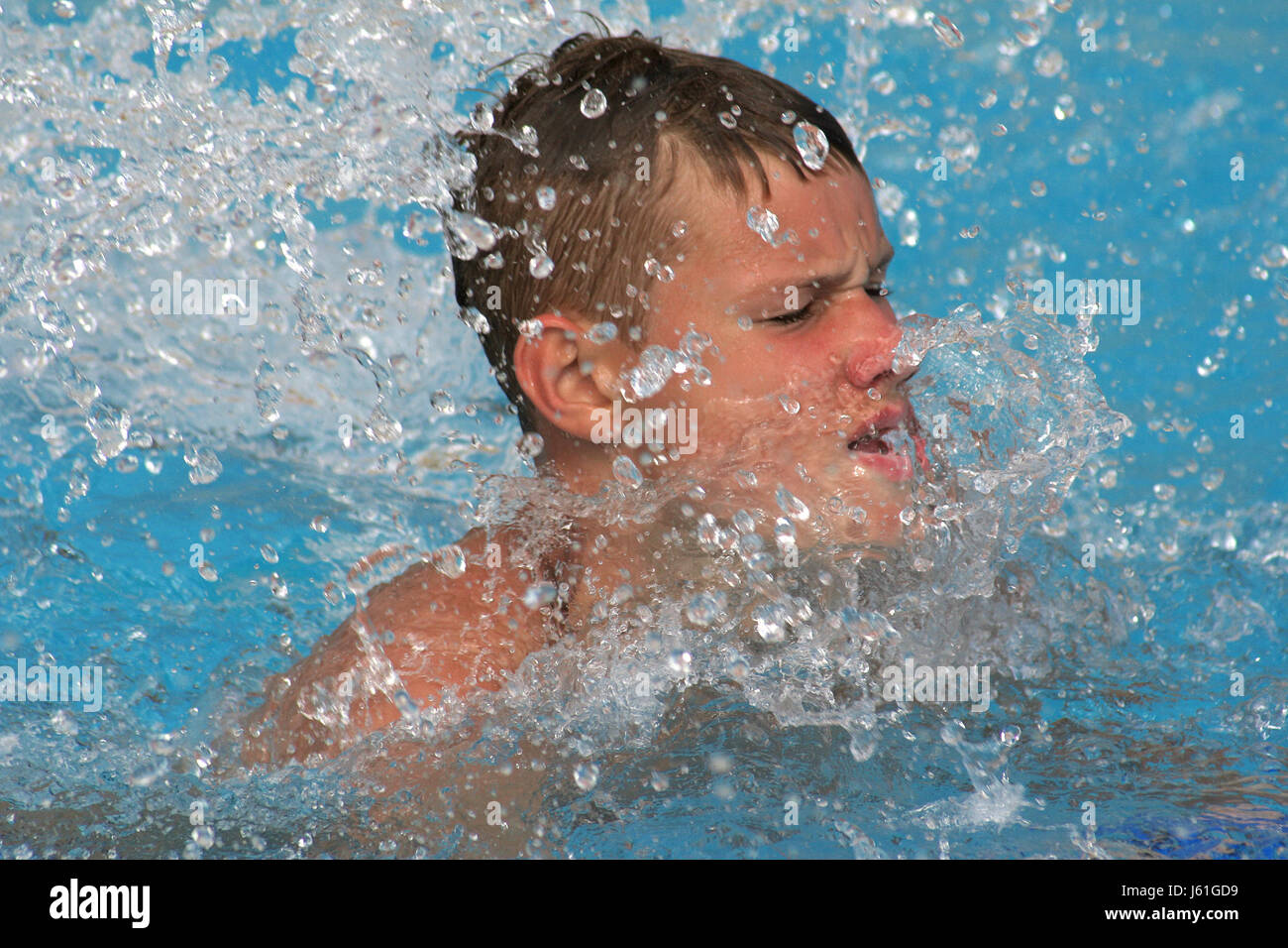 Rinvio del movimento movimento in movimento lo sport acquatico adolescente giovani acqua più giovani Foto Stock