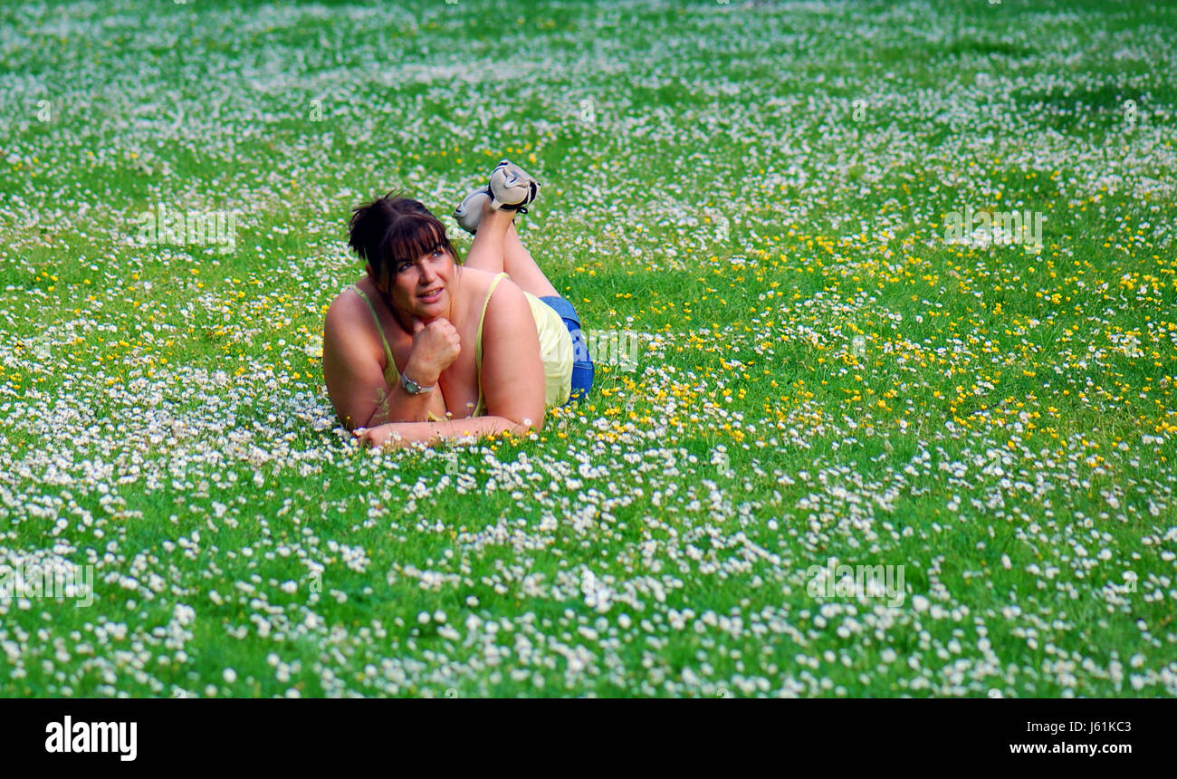 Chubby donna sul prato Foto Stock