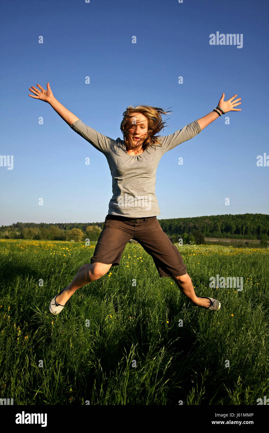 La molla di rimbalzo rimbalza hop frisks salto salto salto con entusiasmo il divertimento Foto Stock