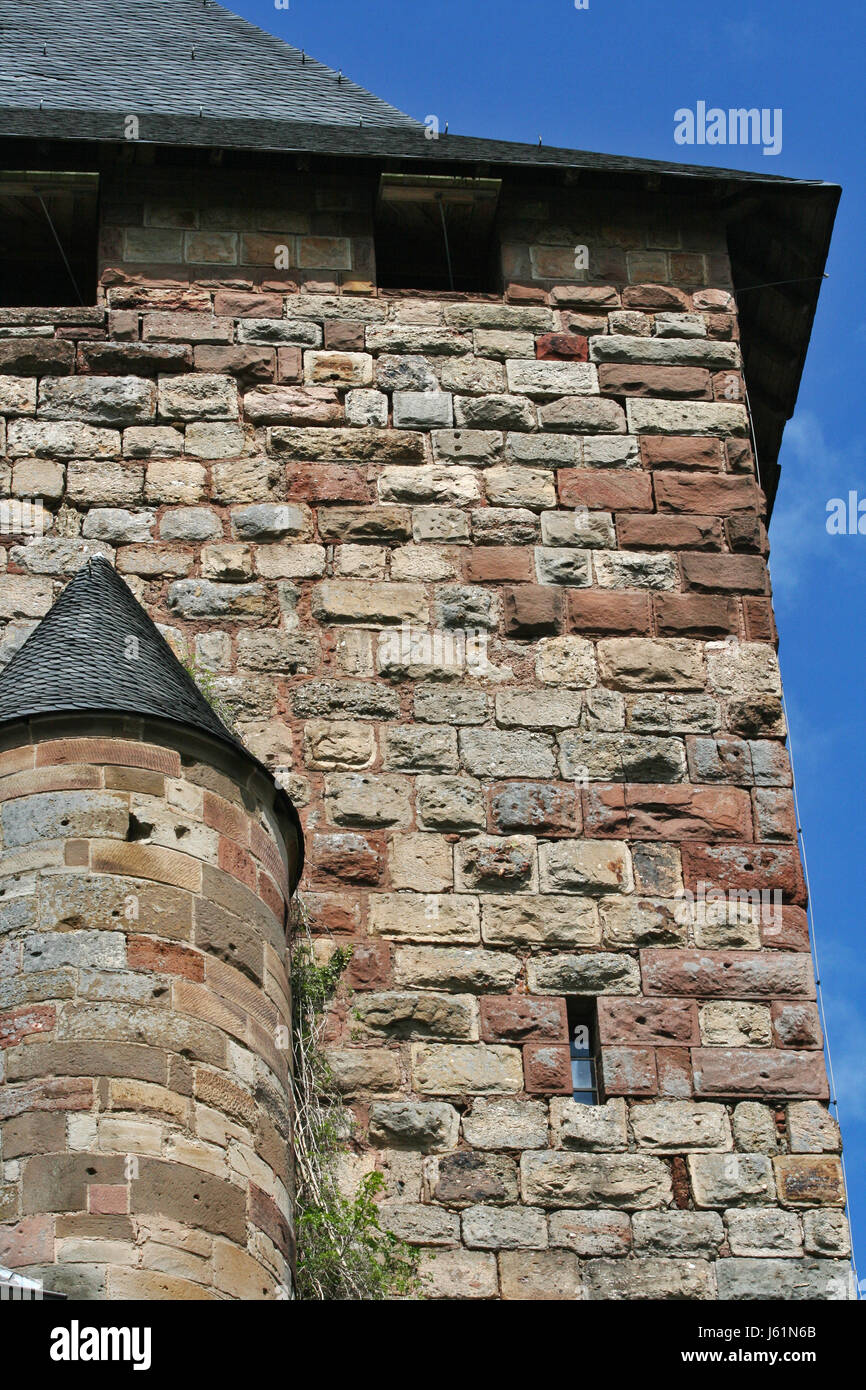 Casa torre edificio storico impianto di incrostazione di pietra di boulder pietre sul tetto Foto Stock