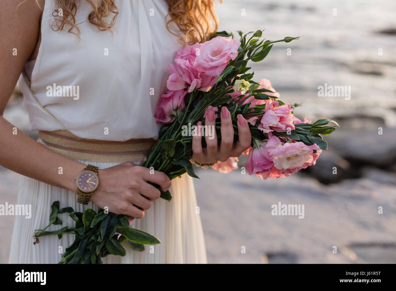 Donna mani eustoma rosa Foto Stock
