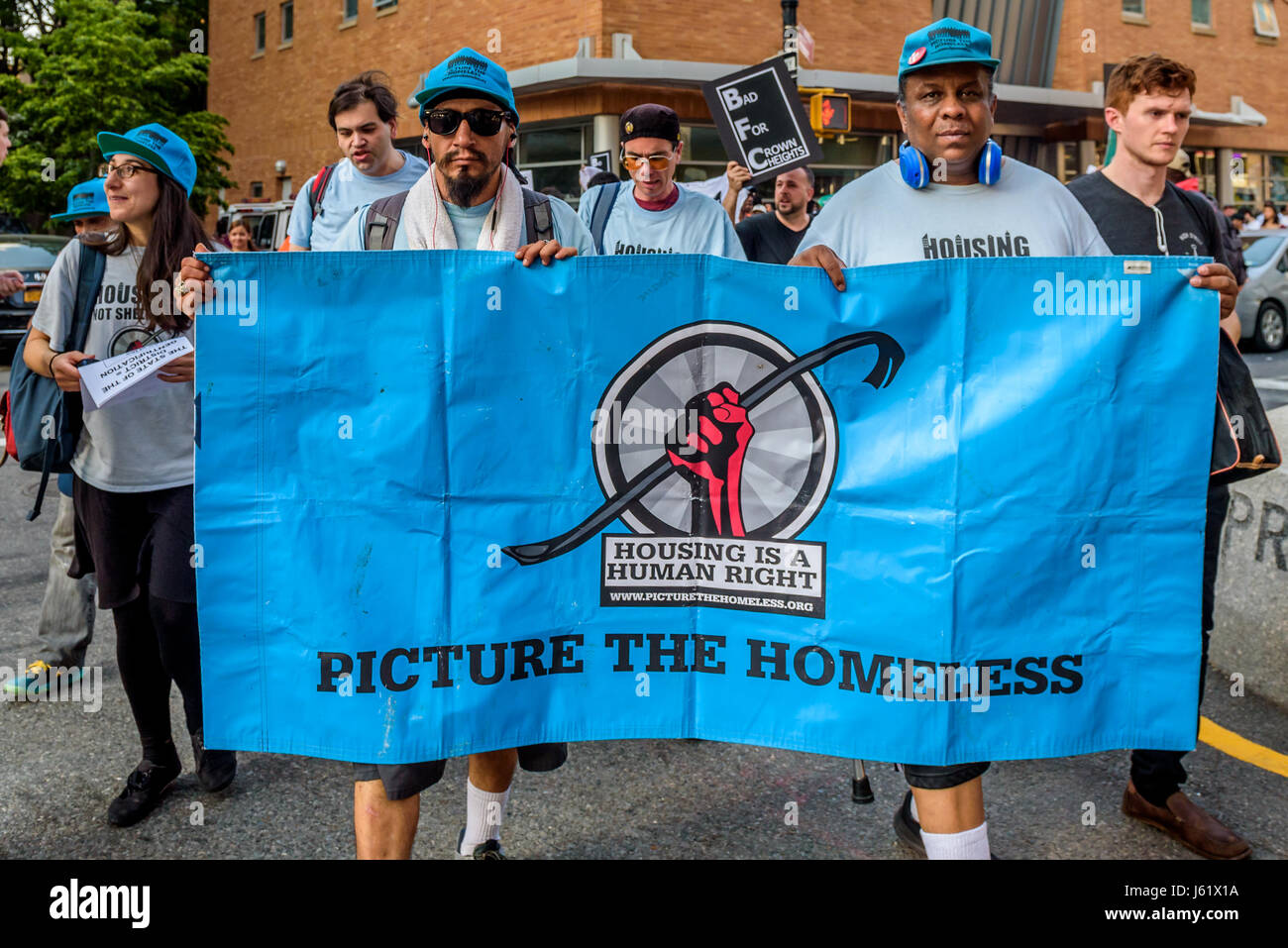 Brooklyn, Stati Uniti d'America. 18 Maggio, 2017. Crown Heights residenti e di alloggiamento degli avvocati opponendosi alla Bedford Armory sviluppo organizzato una dimostrazione di fronte Ingersoll Comunità centro di Brooklyn. Credito: PACIFIC PRESS/Alamy Live News Foto Stock