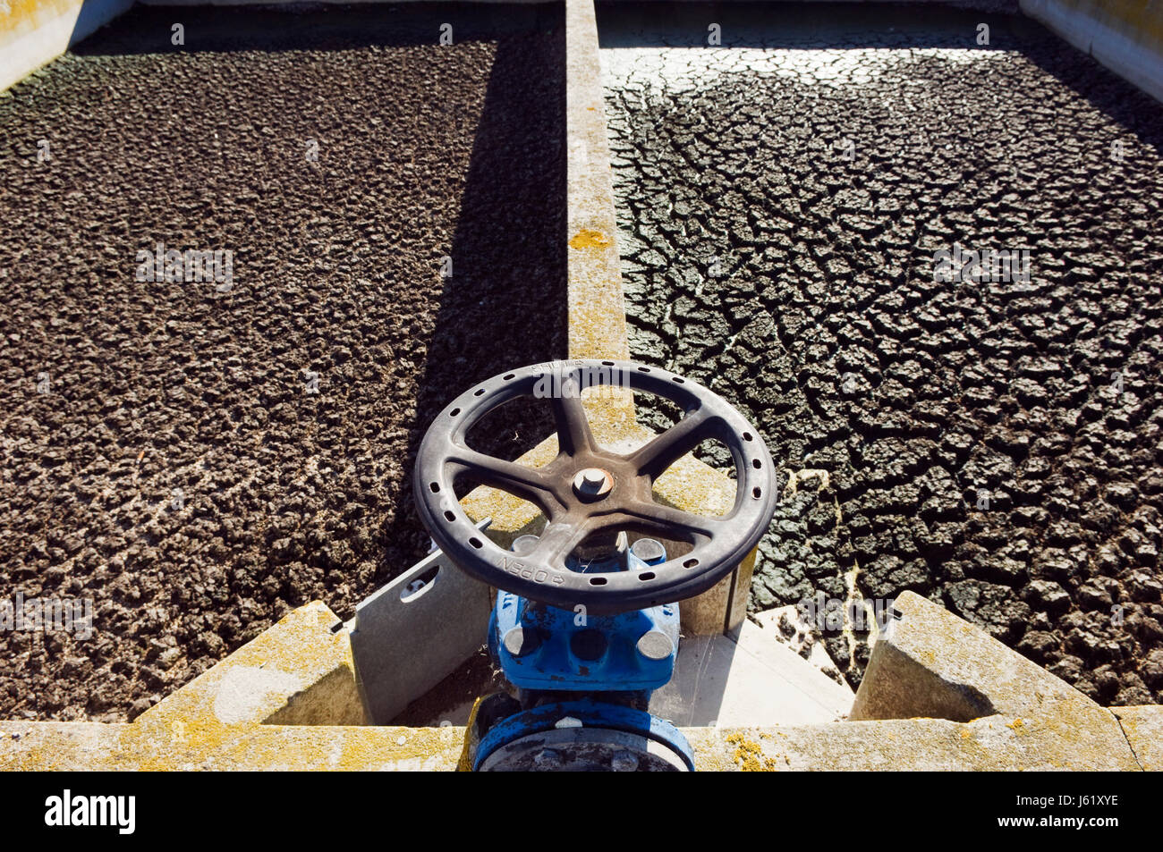 Depurazione acqua fognature pompe del serbatoio fesse della valvola incrinato ambiente stazione Foto Stock