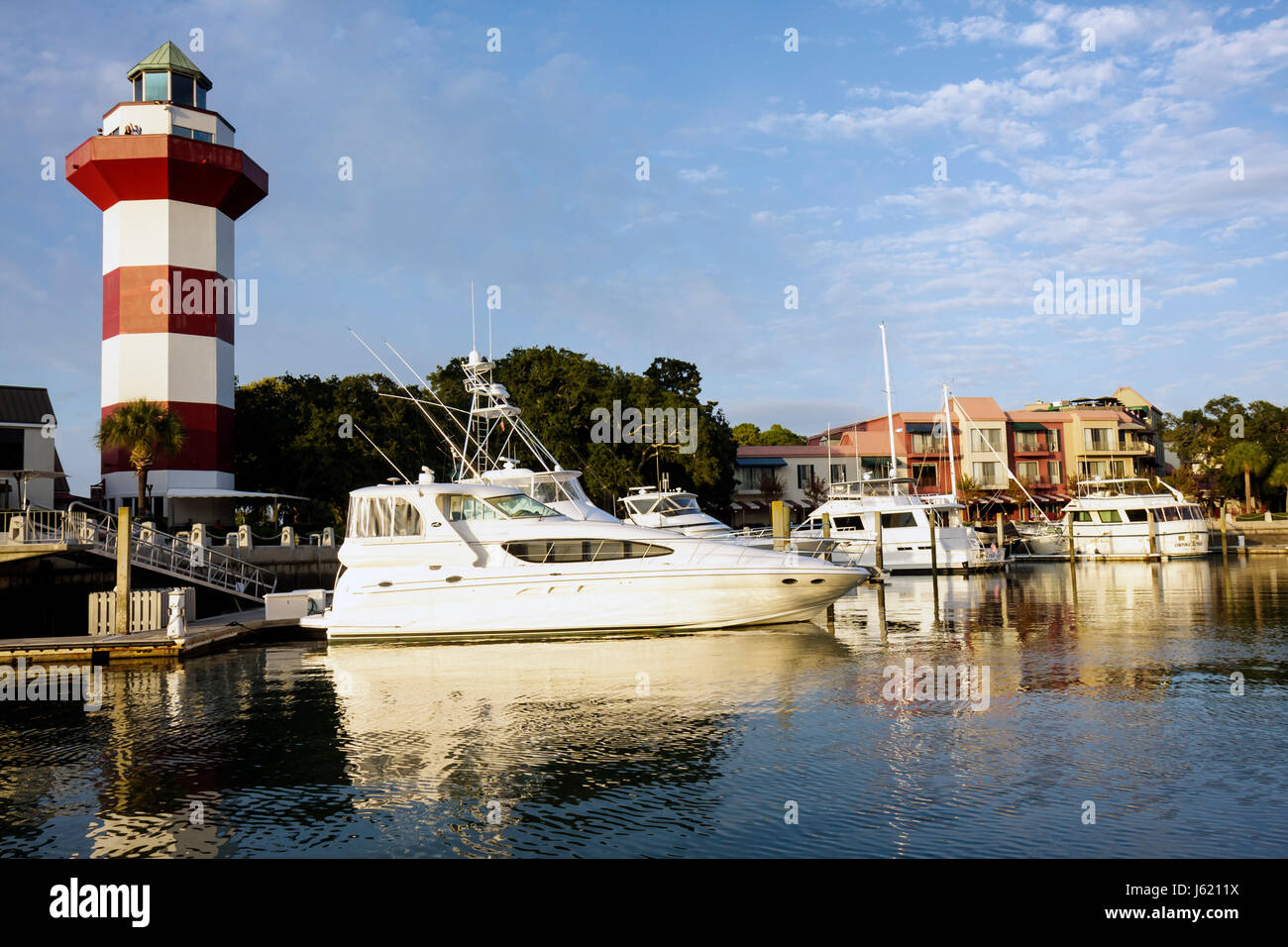 South Carolina, Beaufort County, Hilton Head Island, Sea Water Pines Plantation, South Beach, Harbour Town, resort, faro, rosso, bianco, a strisce, marina, acqua Foto Stock