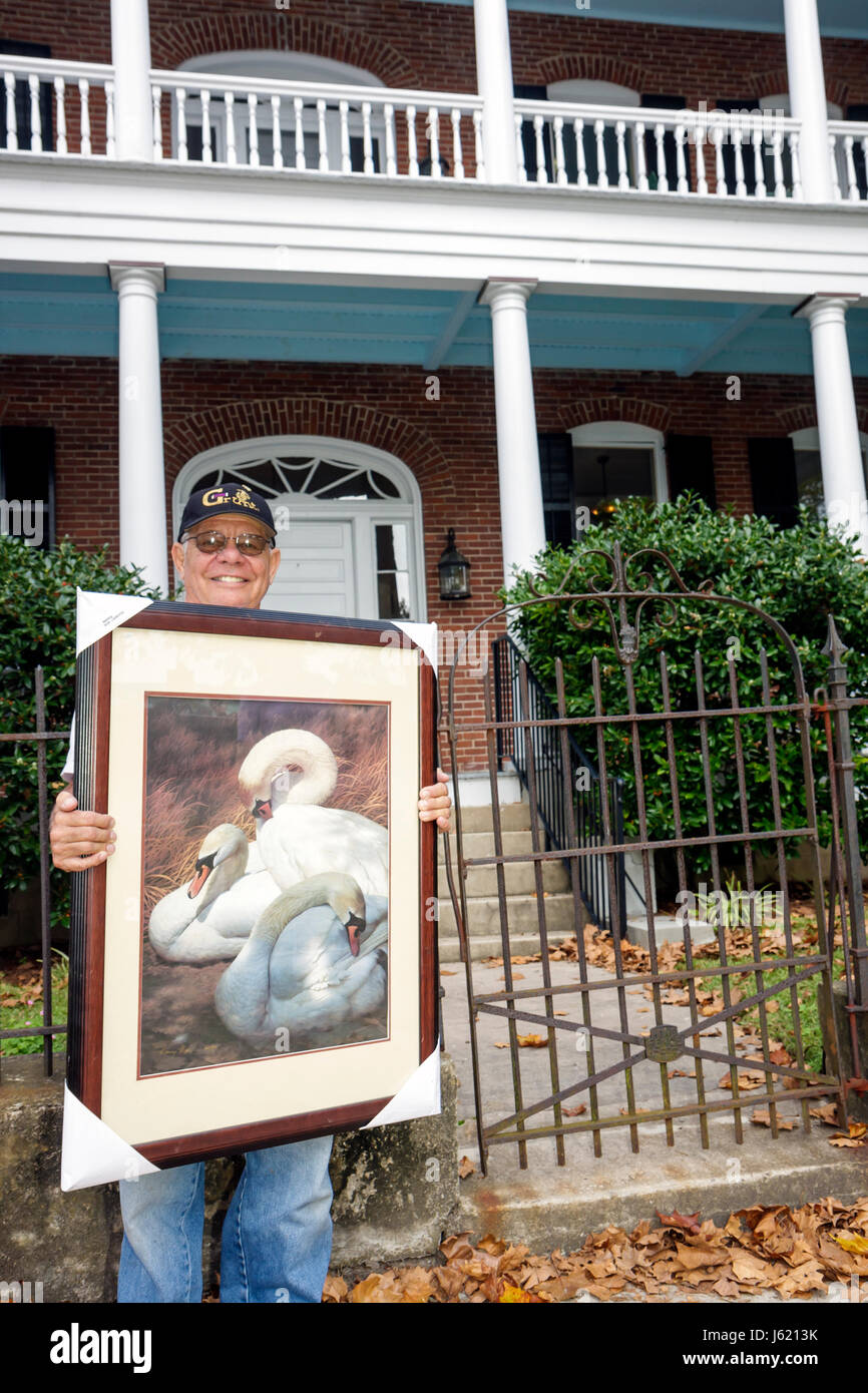 Beaufort South Carolina, Lowcountry, Southern, National Historic Landmark District, Bay Water Street, uomo uomini maschio adulti, tenendo pittura, artwor Foto Stock