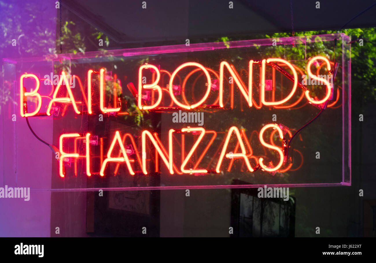 Luci al neon colorate segno sia in inglese e spagnolo nella finestra di un bail bonds company vicino al giudice di Manhattan a New York City Foto Stock