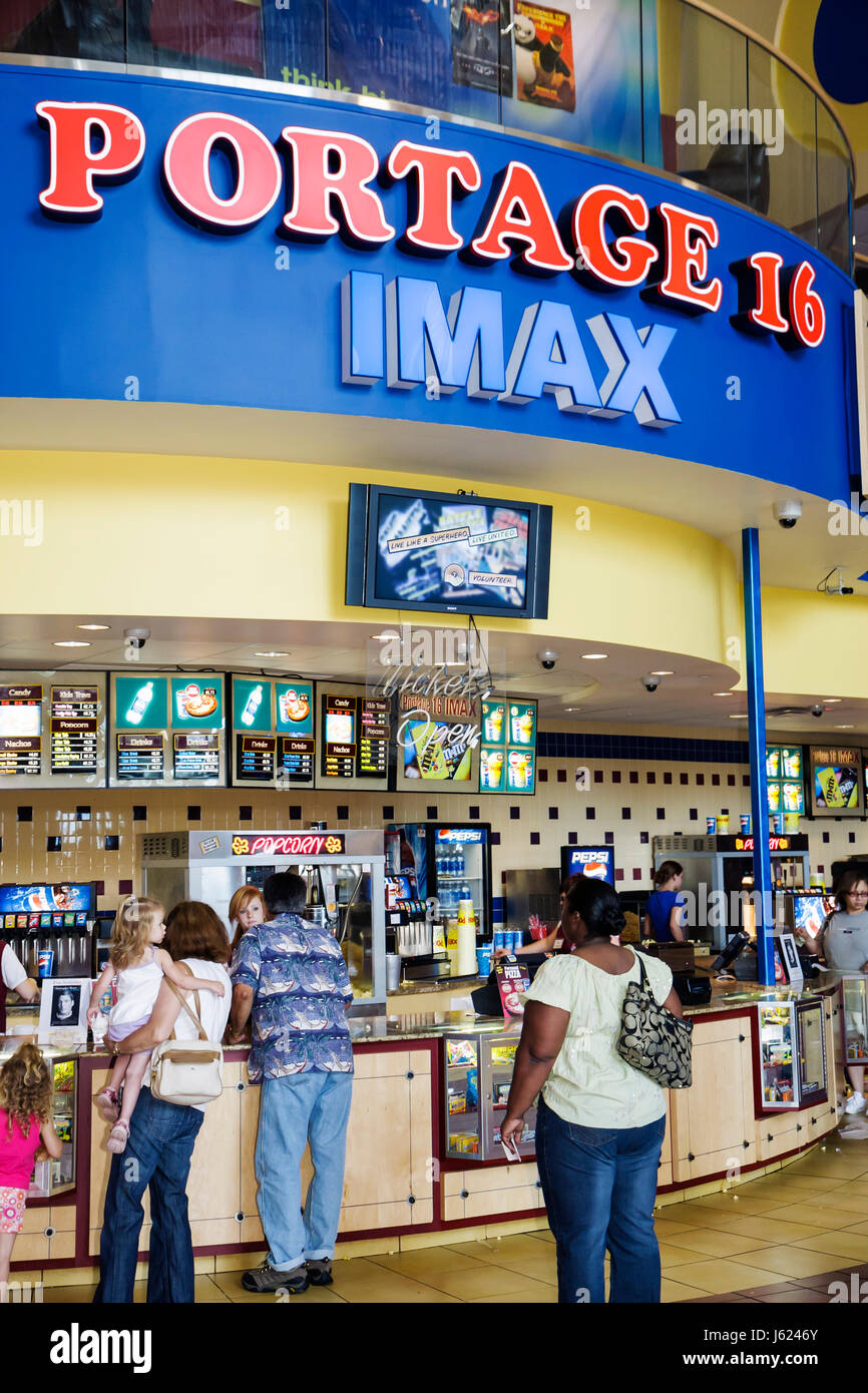 Portage Indiana, 16 IMAX, cinema complesso, cibo, bancone, spuntini, snack food, popcorn, drink, bevande, bevande, famiglie, intrattenimento, Black woma Foto Stock