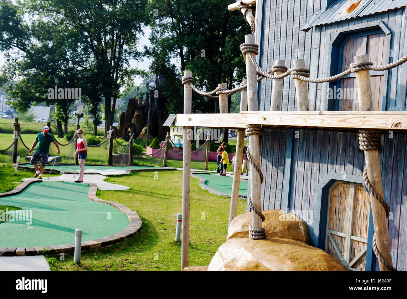 Valparaiso Indiana, Zao Island Entertainment Center, centro, minigolf, fontane, famiglie, genitori, bambini, intrattenimento, uomini Foto Stock
