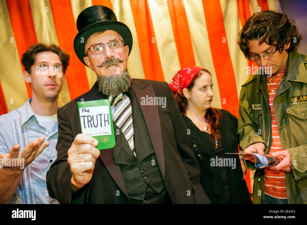 Valparaiso Indiana,Chicago Street Theatre,teatro,Assassins,personaggi,dramma,uomo uomini maschio,donna donne donne,attore,performer,gioco,scena,costume,entertor Foto Stock