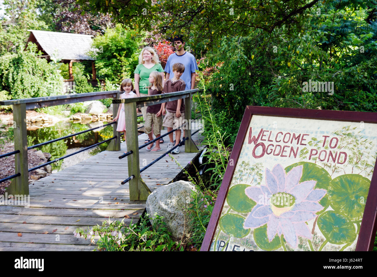 Valparaiso Indiana,Ogden Gardens,botanica,orticoltura,piante native,stagno,ponte di legno,uomo uomini maschio,donna donne,ragazzi,bambini bambini bambini bambini bambini Foto Stock
