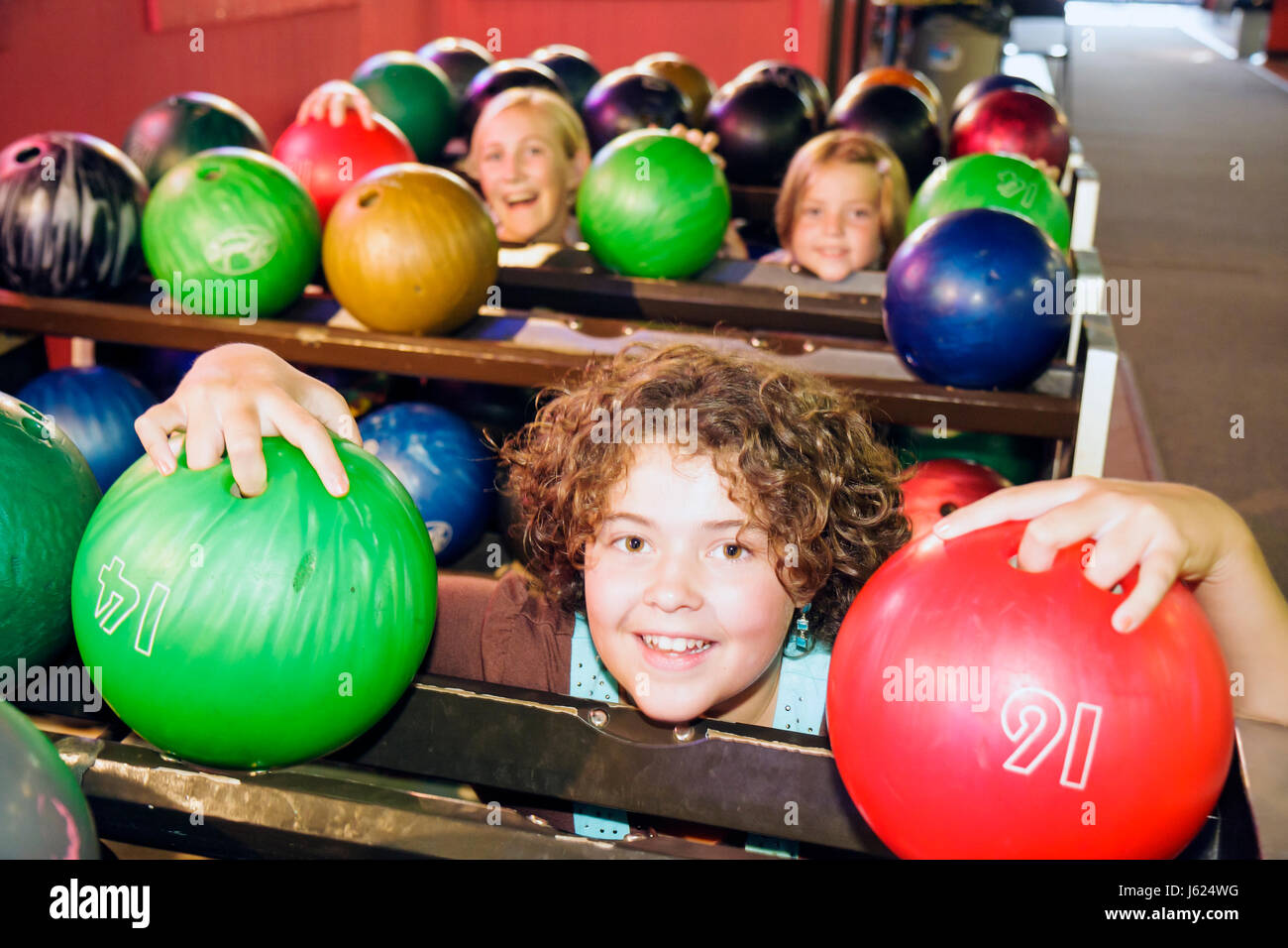 Valparaiso Indiana,Inman's Fun & Party Center,centro,bowling,ten pin bowling palle,green,red,girls,teen,teens,play,divertimento,fun,IN080720066 Foto Stock