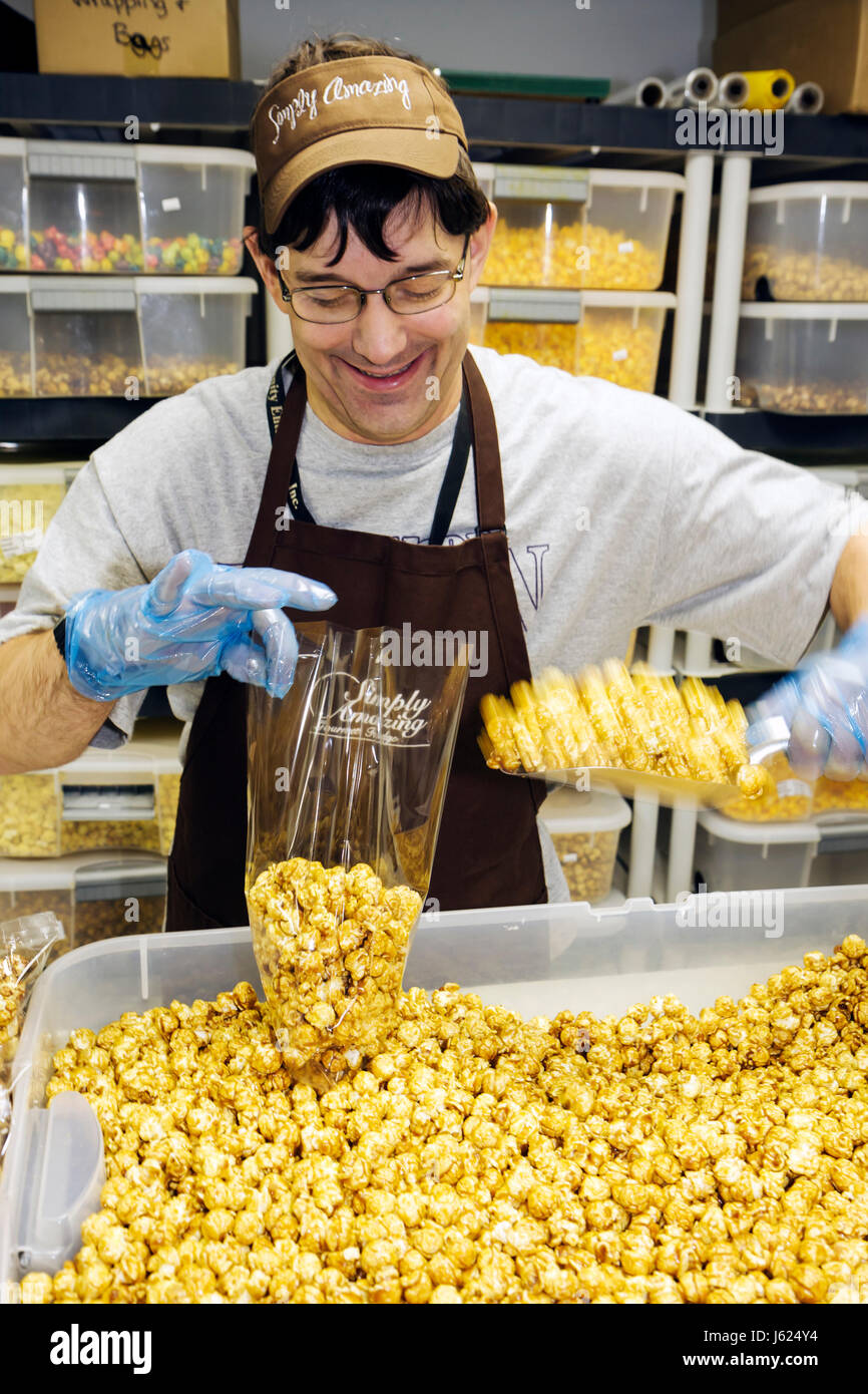 Valparaiso Indiana, semplicemente Amazing Market, Opportunity Enterprises, dipendenti sfidati fare prodotti, mentale, fisico emotivo, disabilità, popcorn, uomo m Foto Stock