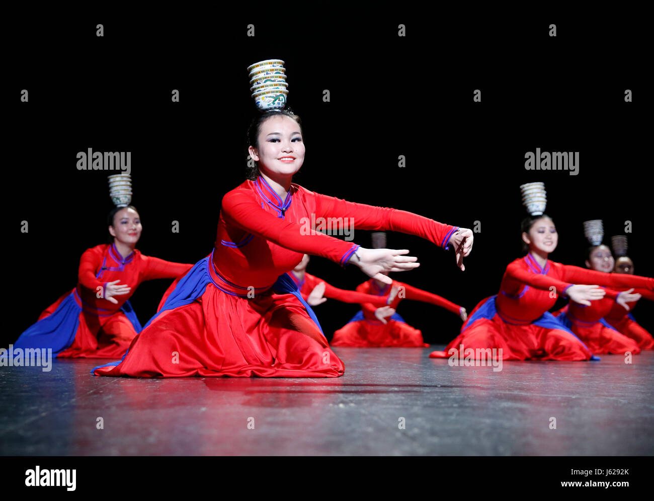 Bruxelles, Belgio. 18 Maggio, 2017. Danzatori provenienti dal nord della Cina di Mongolia Interna Regione Autonoma eseguire la tradizionale danza etnica in apertura della terza Cina Arts Festival nella UE a Bruxelles, Belgio, 18 maggio 2017. Credito: Voi Pingfan/Xinhua/Alamy Live News Foto Stock