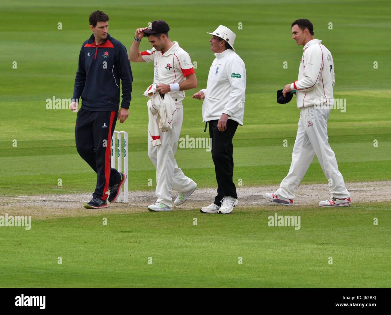 Manchester REGNO UNITO 19 maggio 2017 James Anderson lascia il campo dopo aver subito un pregiudizio inguine nel suo sesto oltre il primo giorno del campionato della contea di corrispondenza per il Lancashire contro Yorkshire a Emirates Old Trafford. Foto Stock