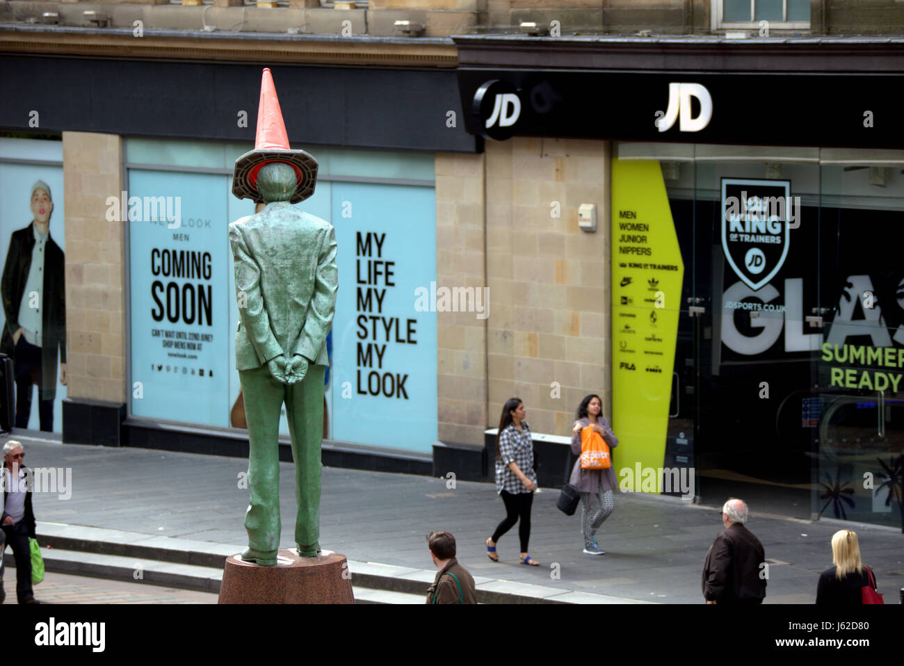 Glasgow, Scotland, Regno Unito. 19 Maggio, 2017. Glaswegians celebrare la febbre elettorale elevando la Sauchiehall Street fasi lavoro di Donald Dewar statua collocando un cono stradale sul suo capo all'iconico lo Stato della Città del cono testa uomo che è al di fuori del Museo di Arte Moderna Credito: gerard ferry/Alamy Live News Foto Stock