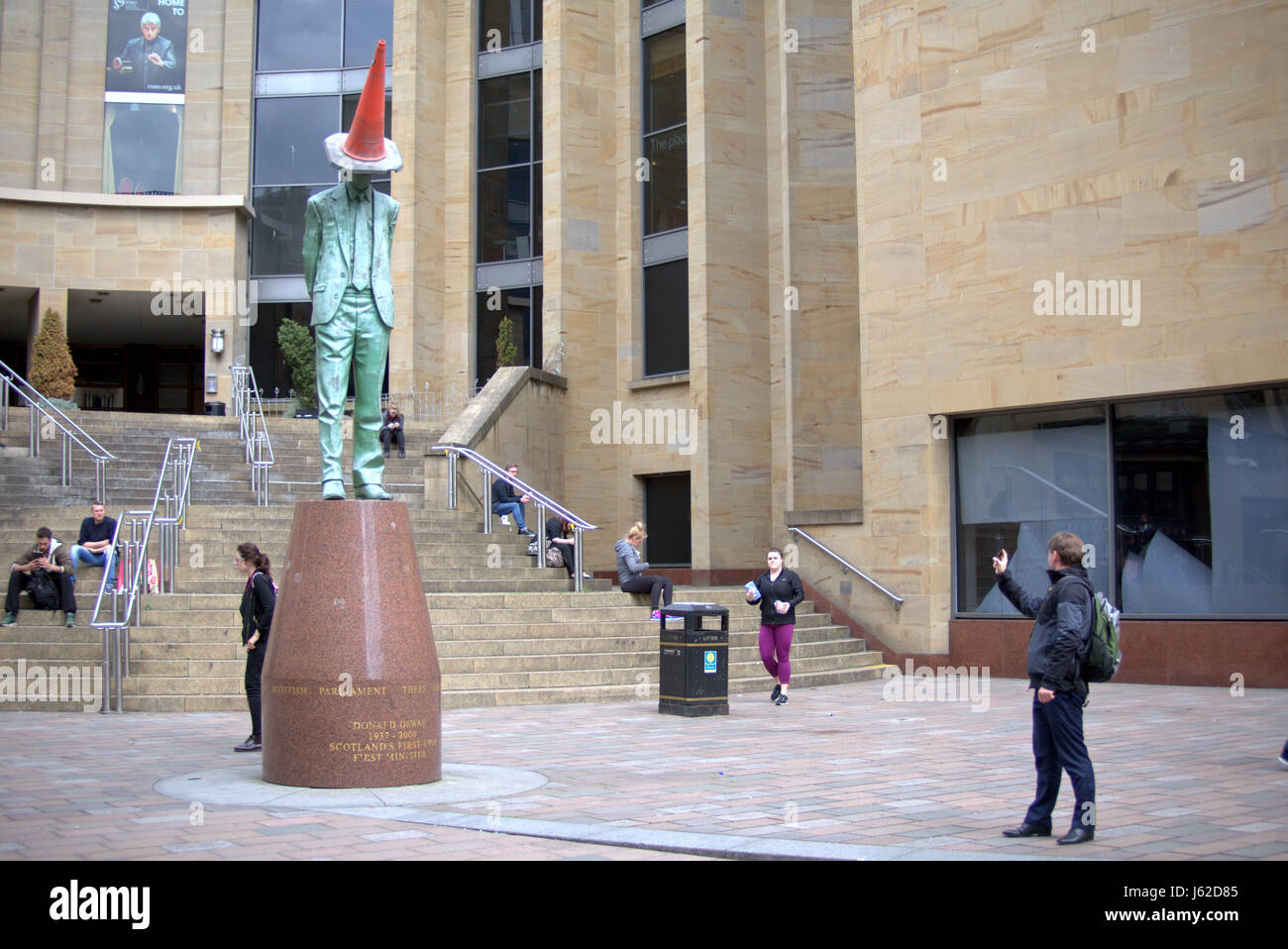 Glasgow, Scotland, Regno Unito. 19 Maggio, 2017. Glaswegians celebrare la febbre elettorale elevando la Sauchiehall Street fasi lavoro di Donald Dewar statua collocando un cono stradale sul suo capo all'iconico lo Stato della Città del cono testa uomo che è al di fuori del Museo di Arte Moderna Credito: gerard ferry/Alamy Live News Foto Stock