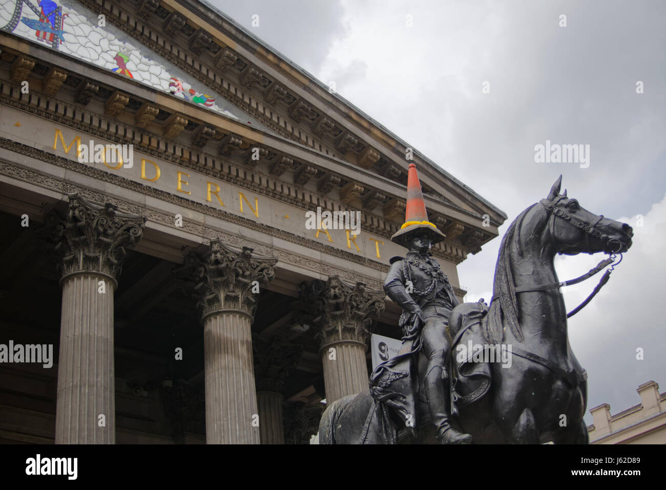 Glasgow, Scotland, Regno Unito. 19 Maggio, 2017. Glaswegians celebrare la febbre elettorale elevando la Sauchiehall Street fasi lavoro di Donald Dewar statua collocando un cono stradale sul suo capo all'iconico lo Stato della Città del cono testa uomo che è al di fuori del Museo di Arte Moderna Credito: gerard ferry/Alamy Live News Foto Stock
