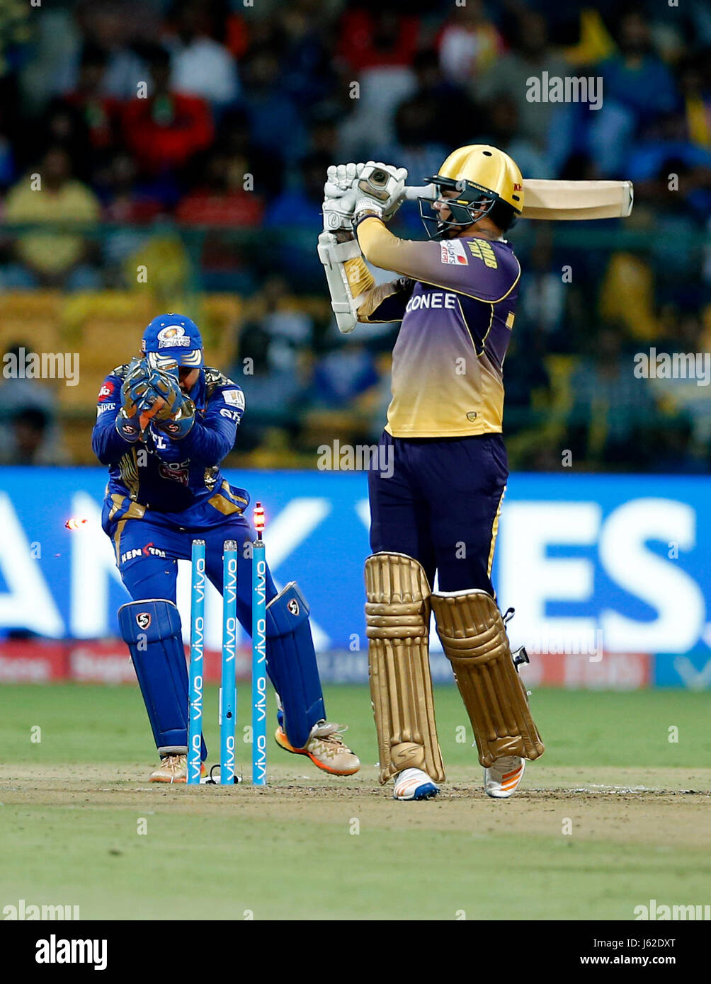 Bengaluru, India. 19 Maggio, 2017. Il sistema di epilazione a luce pulsata stagione 10 - Il qualificatore 2 Mumbai indiani Vs KKR a Chinnasamy Stadium, Bengaluru. Sunil Narine di KKr essendo pulite colpiti da K Sharma di MI. Credito: Seshadri SUKUMAR/Alamy Live News Foto Stock