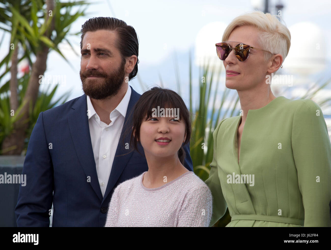 Cannes, Francia. 19 Maggio, 2017. Jake Gyllenhaal, Ahn Seo-Hyun e Tilda Swinton al film Okja foto chiamata al settantesimo Cannes Film Festival venerdì 19 maggio 2017, Cannes, Francia. Photo credit: Doreen Kennedy/Alamy Live News Foto Stock