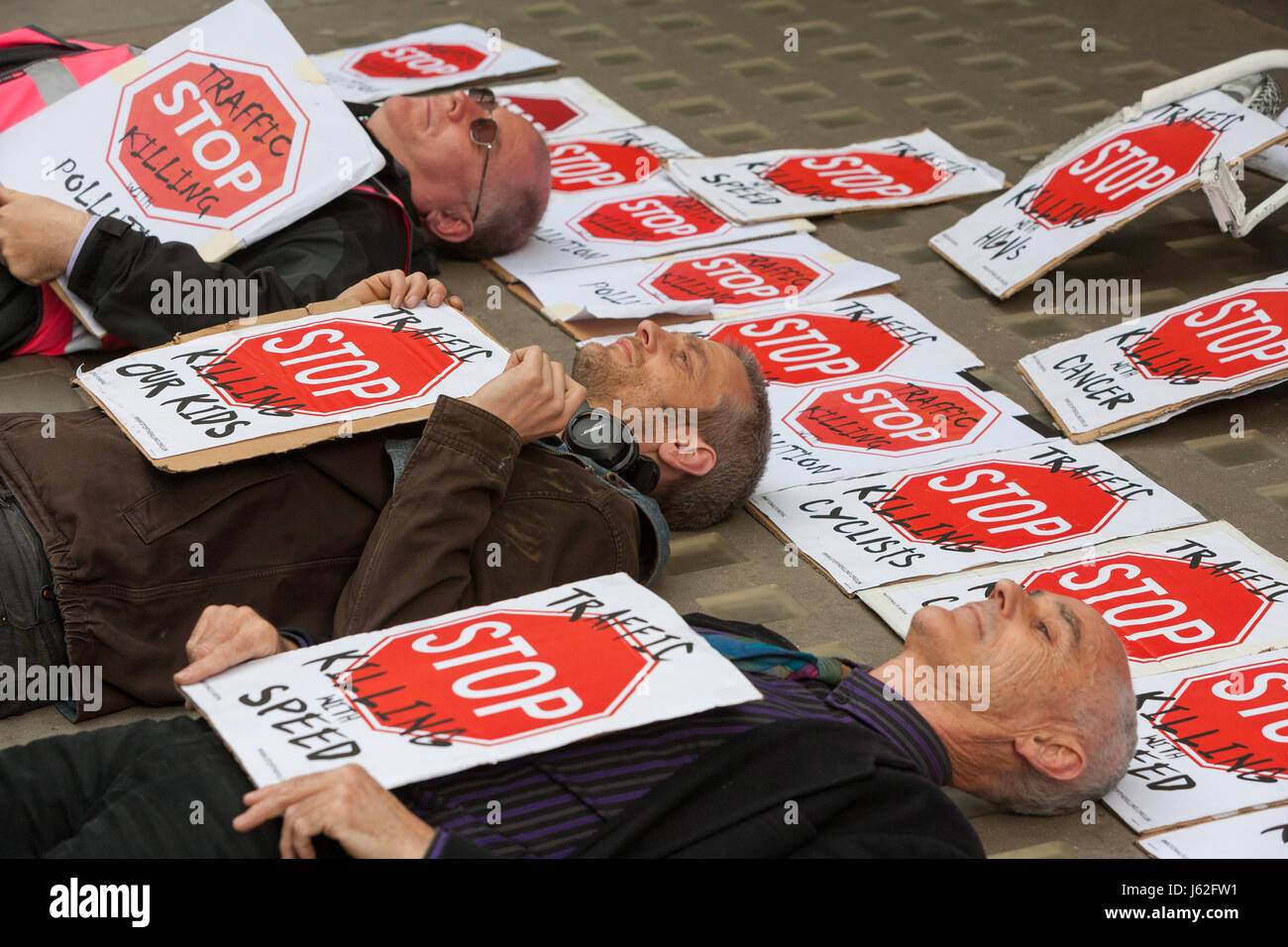 Bike protesta di sicurezza: Westminster, Londra UK. 19 Maggio, 2017. Sicurezza del ciclo campaingers stadio a die-in al di fuori del partito laburista Capo Ufficio nella Westminster per evidenziare il numero di ciclisti uccisi come risultato di una cattiva gestione del traffico e di elevati livelli di inquinamento nella capitale. Credito: Steve Parkins/Alamy Live News Foto Stock