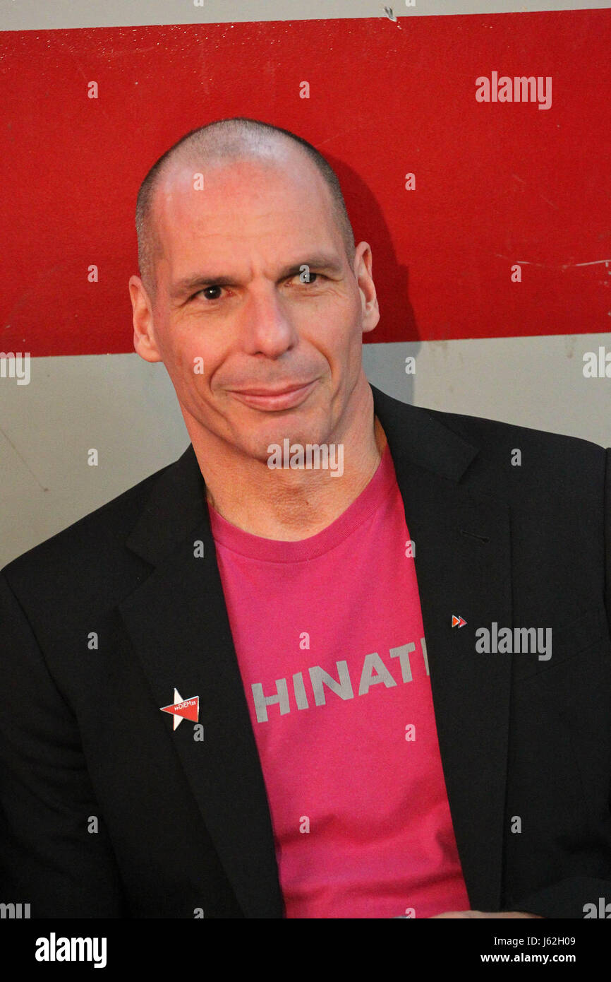 Atene, Grecia. 19 Maggio, 2017. Yanis Varoufakis e membri di DIEM 25 presente i principi e la base di aspetti sociali e politici del movimento della piattaforma per la Grecia e per l'Europa. Credito: Aristidis Vafeiadakis/ZUMA filo/Alamy Live News Foto Stock