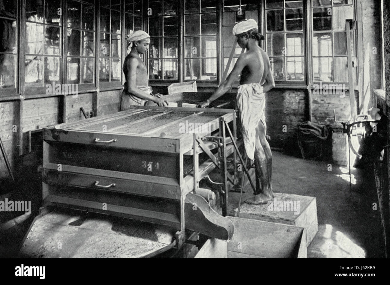 Setacciatura del Prodotto Tè - Ceylon, circa 1900 Foto Stock