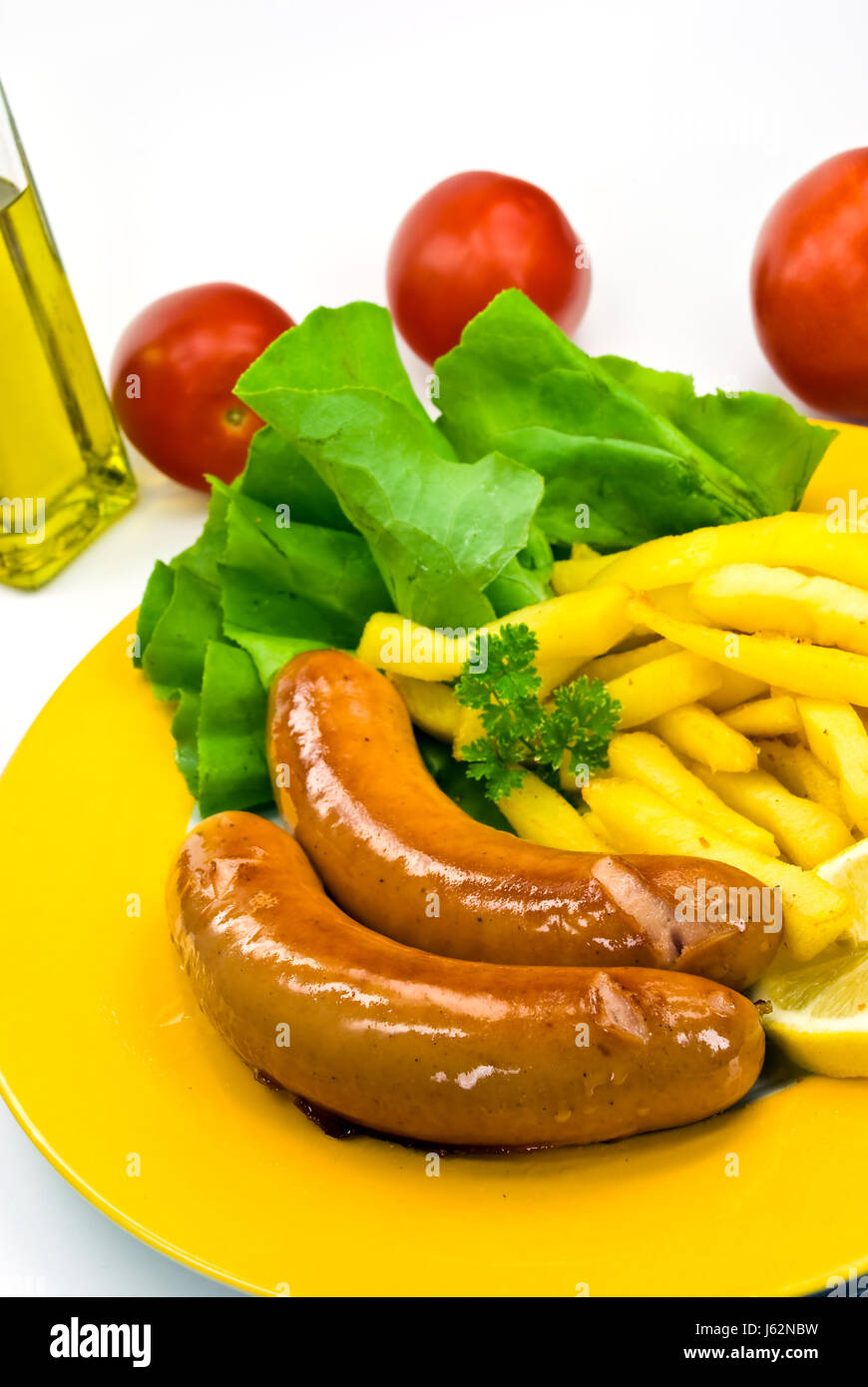 Bratwurst tedesco,le patatine fritte,l'insalata Foto Stock