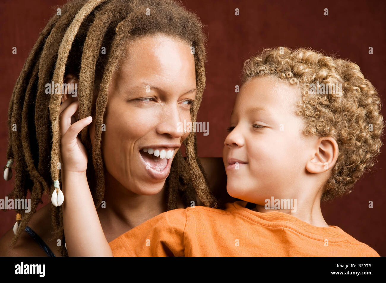 Nero americano swarthy jetblack nero profondo dell'Africa, dei Caraibi donna bambino ridere Foto Stock