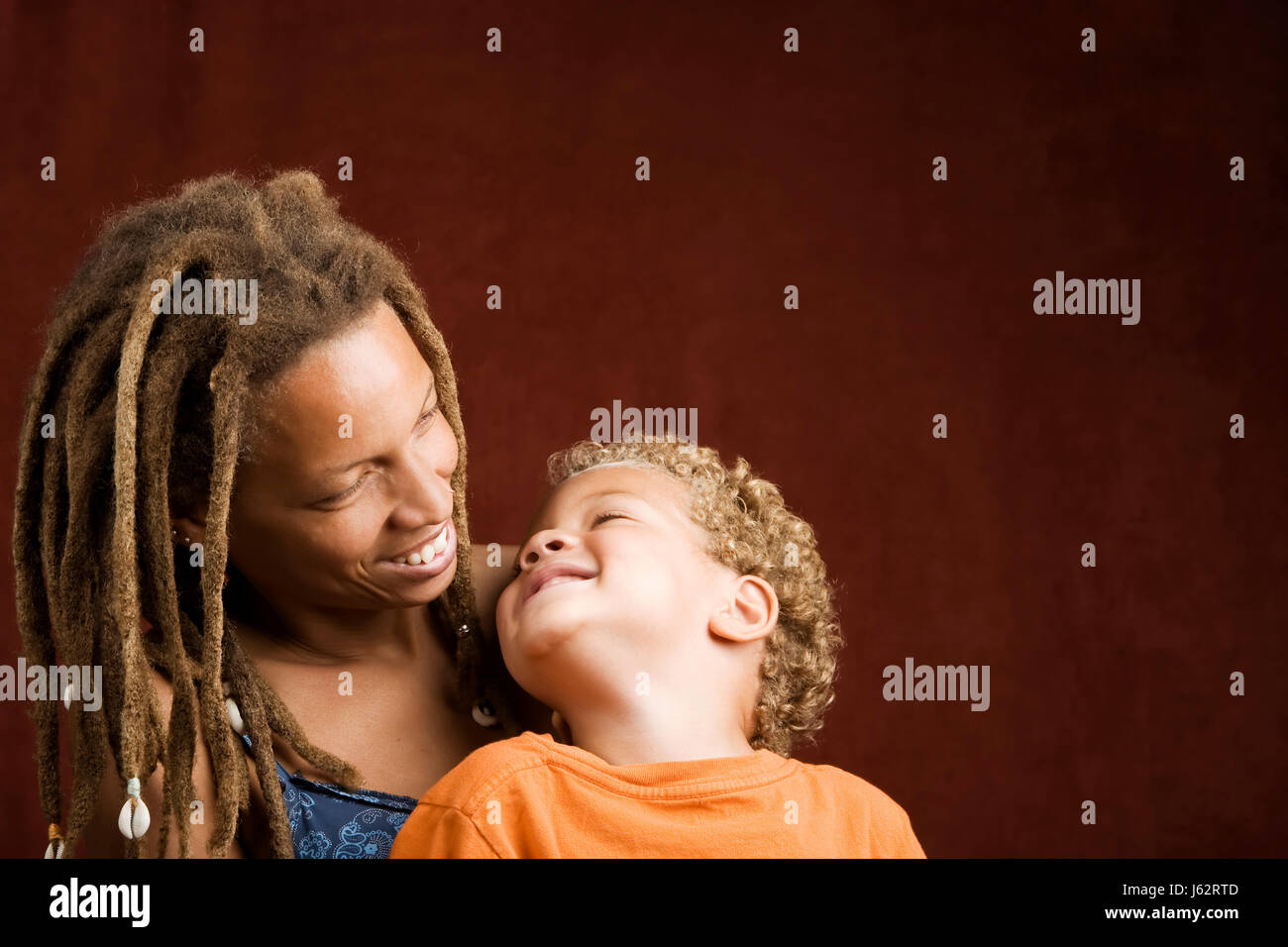 Nero americano swarthy jetblack nero profondo dell'Africa, dei Caraibi donna bambino ridere Foto Stock