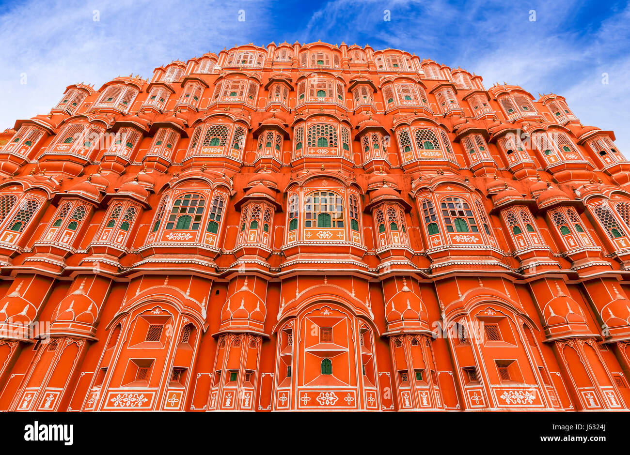 Hawa Mahal è un bellissimo palazzo in Jaipur (città rosa), Rajasthan, noto anche come palazzo dei venti o Palazzo della brezza, costruito in rosso e rosa Foto Stock