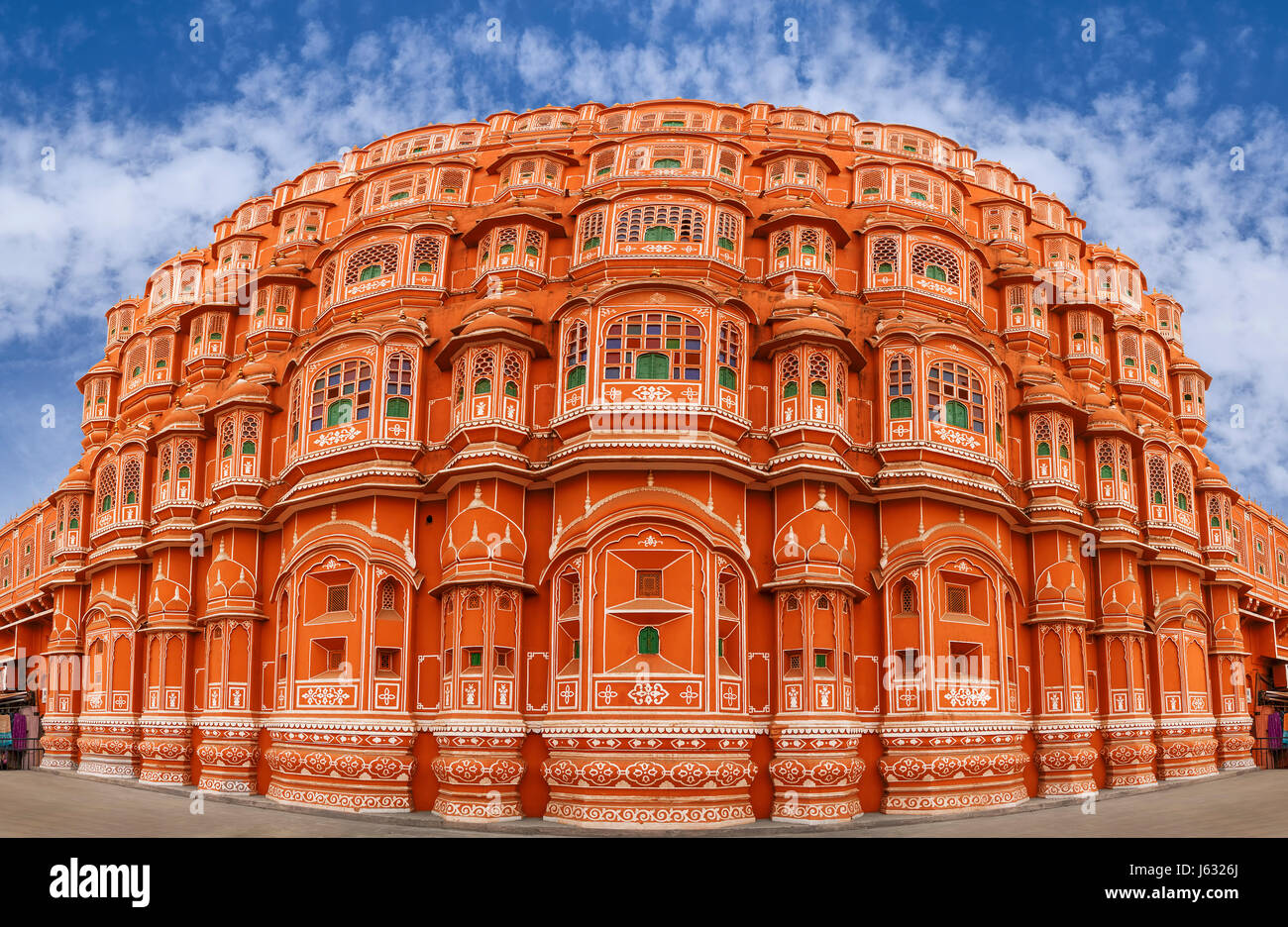 Hawa Mahal è un bellissimo palazzo in Jaipur (città rosa), Rajasthan, noto anche come palazzo dei venti o Palazzo della brezza, costruito in rosso e rosa Foto Stock