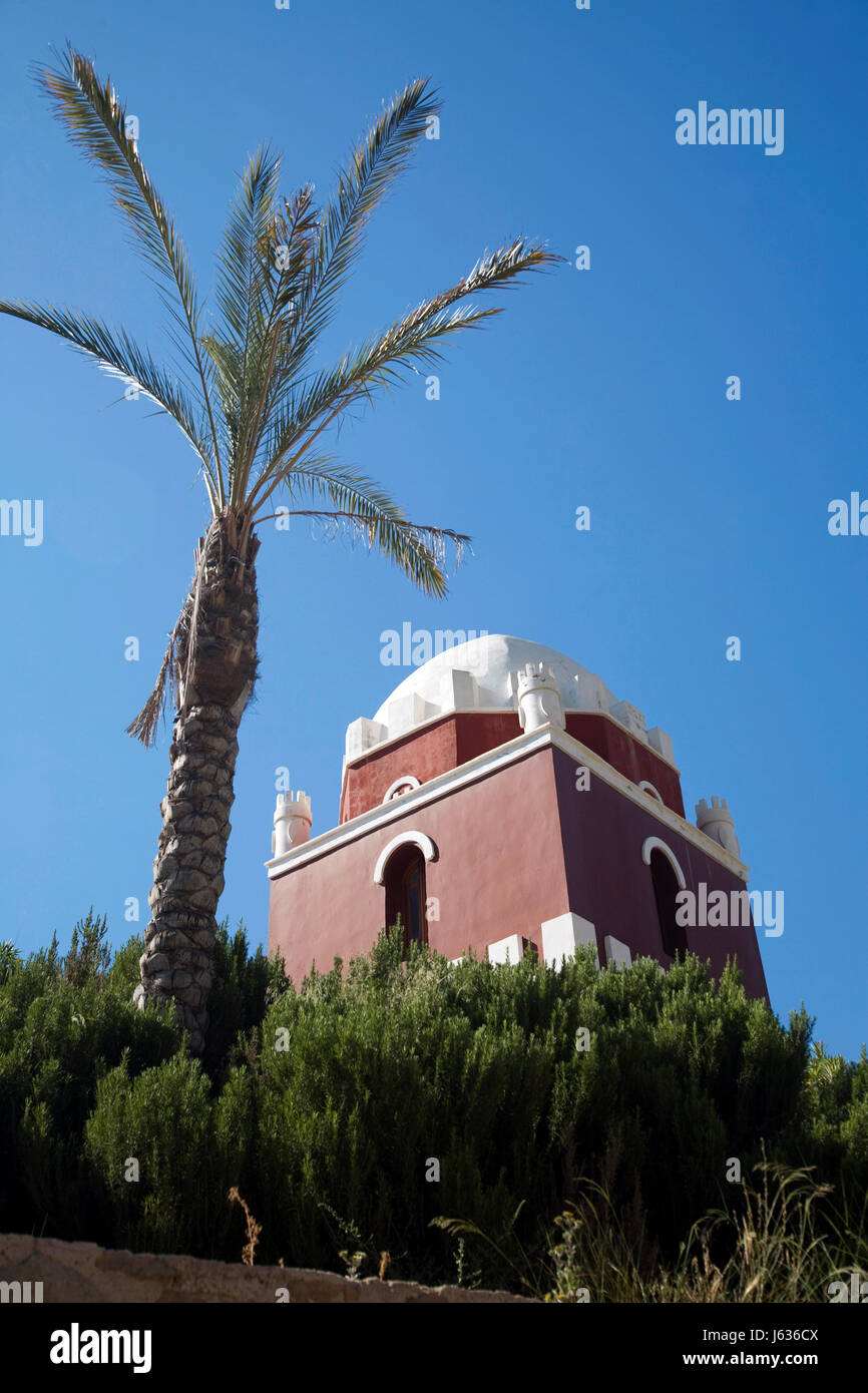 Torre araba in Spagna palm blue tower vasto deserto oblò finestra abbaino Foto Stock