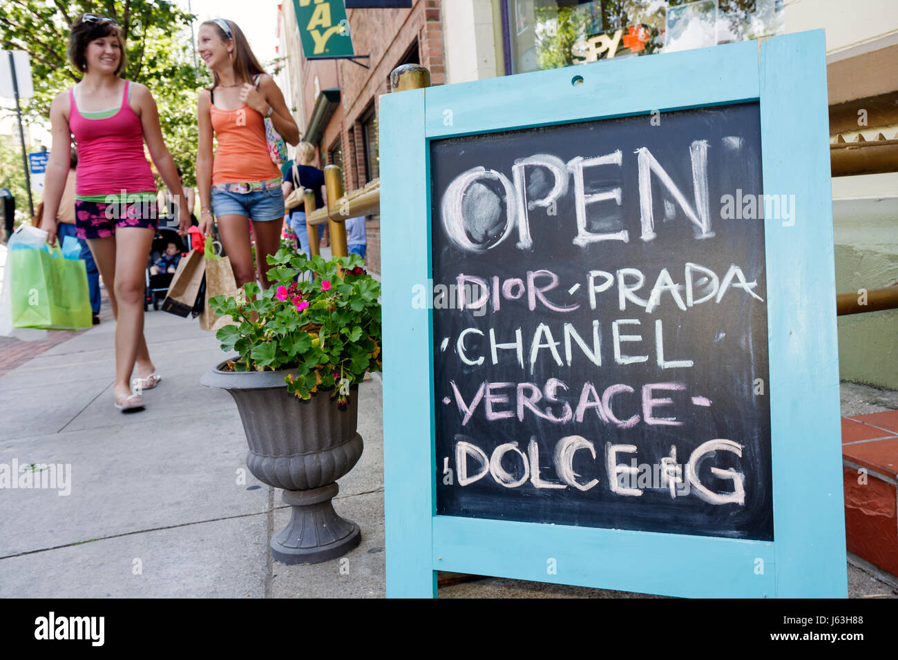 Michigan Traverse City, Front Street, shopping shopper acquirenti negozi mercati di mercato di vendita di acquisto, negozi al dettaglio business busine Foto Stock