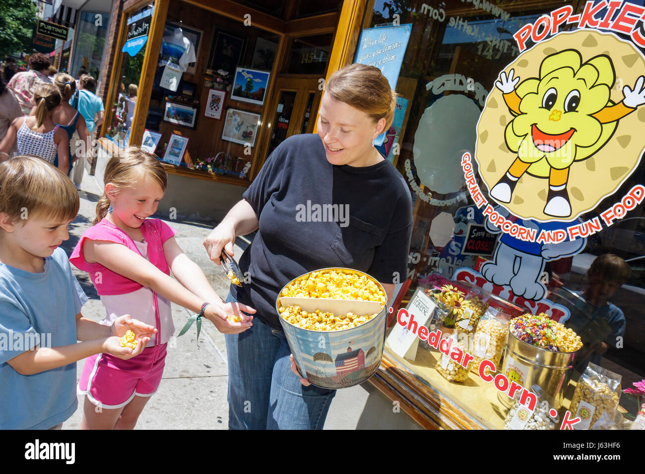 Traverso City Michigan, Front Street, shopping shopper acquirenti negozi mercati di mercato mercati di vendita di acquisto, negozi al dettaglio business busine Foto Stock