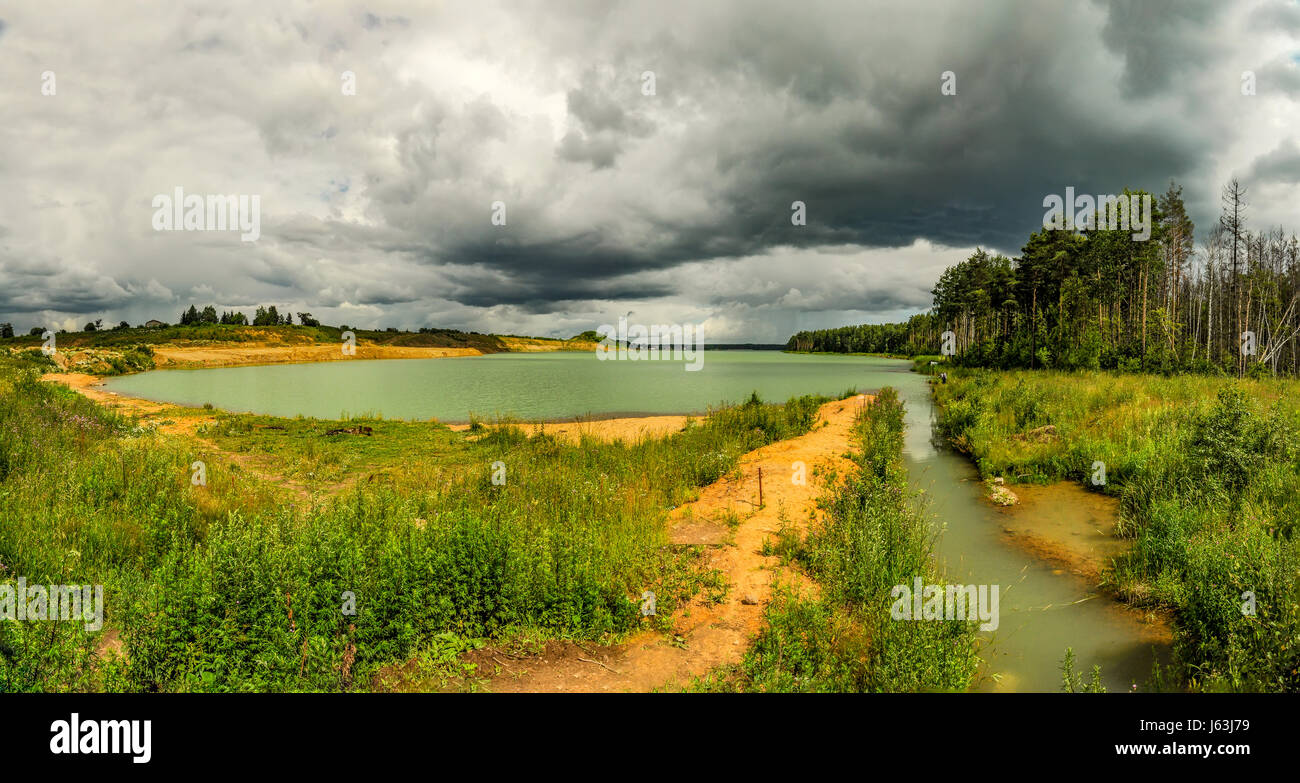 Estate giorno nuvoloso sulla riva della cava. Foto Stock