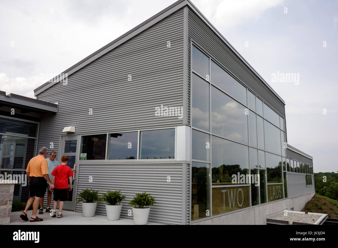 Michigan Traverse City,Old Mission Peninsula,Two Lads,vigneto cantina,edificio moderno,vetro,uomo uomini maschio,ragazzo ragazzi,bambini bambini bambini bambini giovani,it Foto Stock