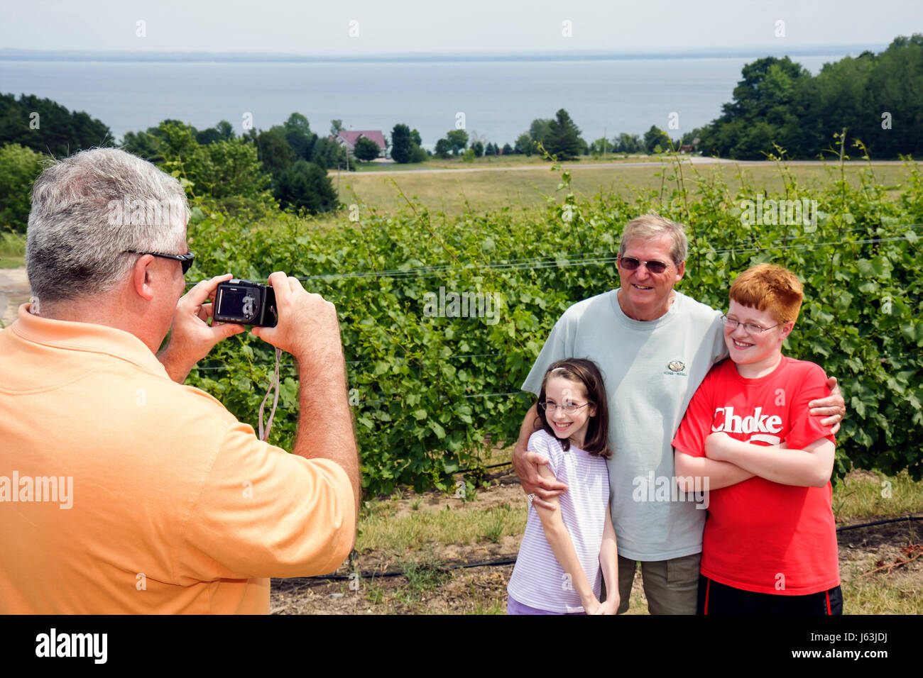 Attraversa la città del Michigan, Old Mission Peninsula, Two Lads, vigneto, East Arm Grand Traverse Bay, uomo uomo maschio, ragazzo. Ragazza, ragazze, scattare foto, fotocamera, cifra Foto Stock