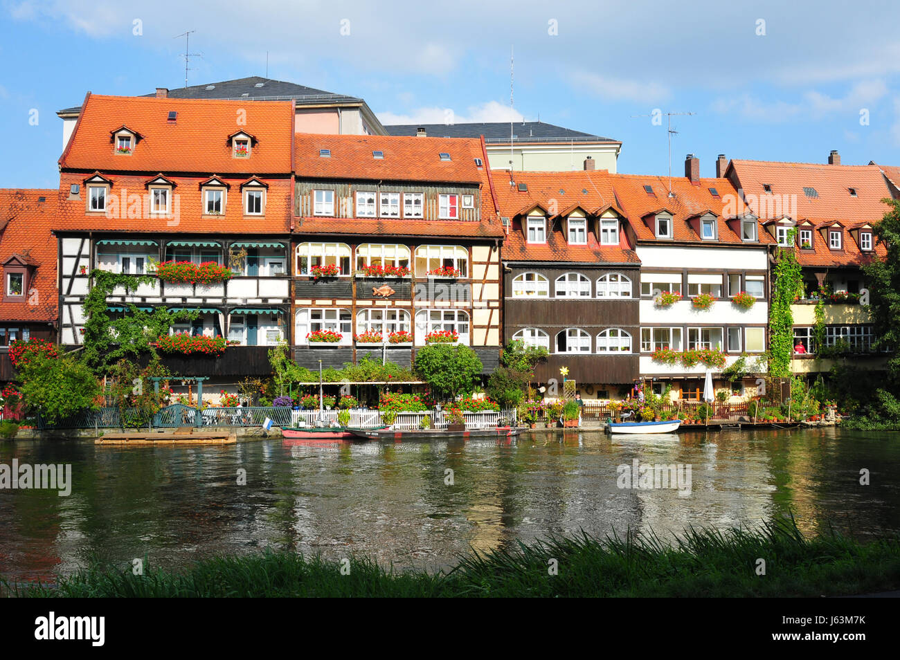 Case edificio colonia di acqua di fiume immobili case oblò finestre dormer Foto Stock