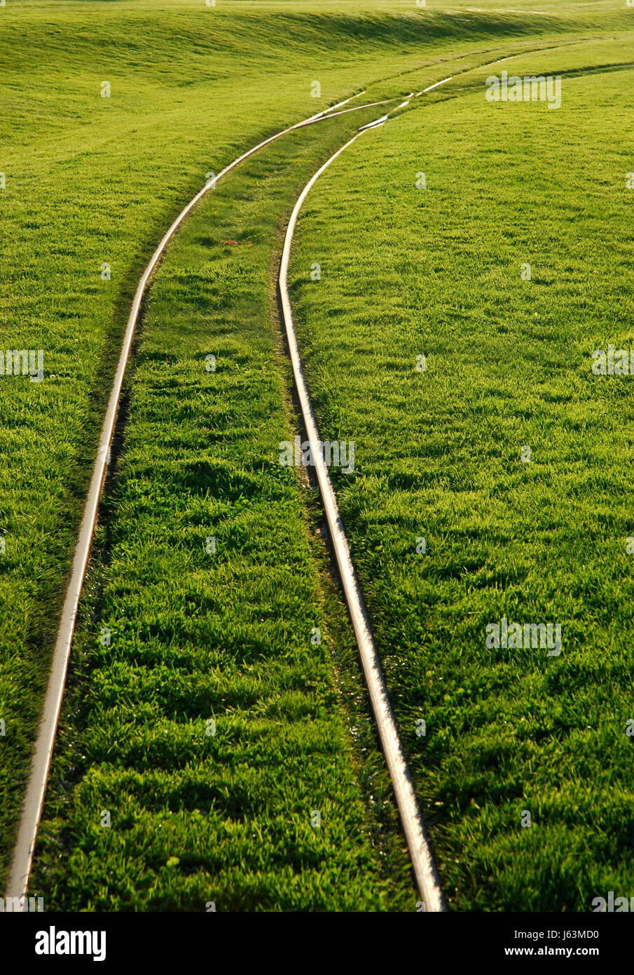 Le vie del percorso di trasporto del traffico traffico ferroviario rotaie ferroviarie prato Foto Stock